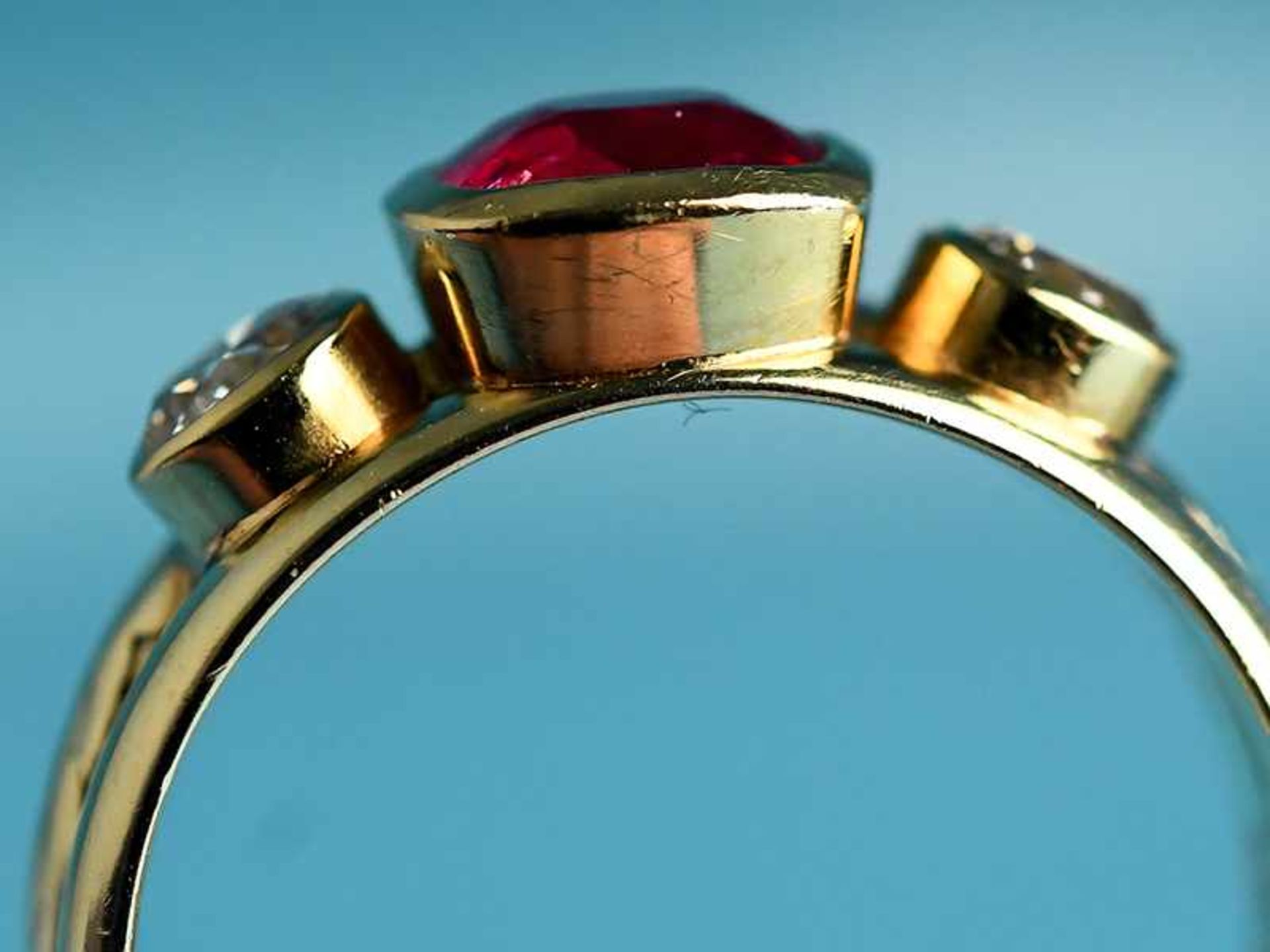 Ring mit Rubin und 2 Altschliff-Diamanten, zusammen ca. 0,24 ct, 20. Jh. 585/- Gelbgold. - Bild 5 aus 5