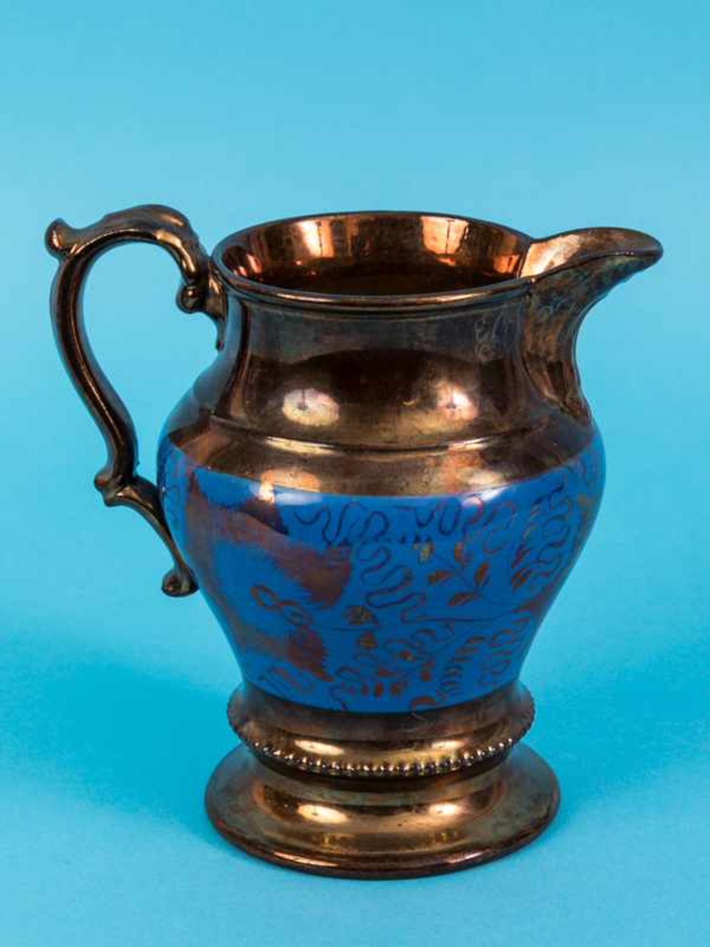 Lüsterkeramik-Krug, England, 2. Hälfte 19. Jh. Steingut mit kupferfarbiger und blauer Lüster-Glasur; - Bild 2 aus 7