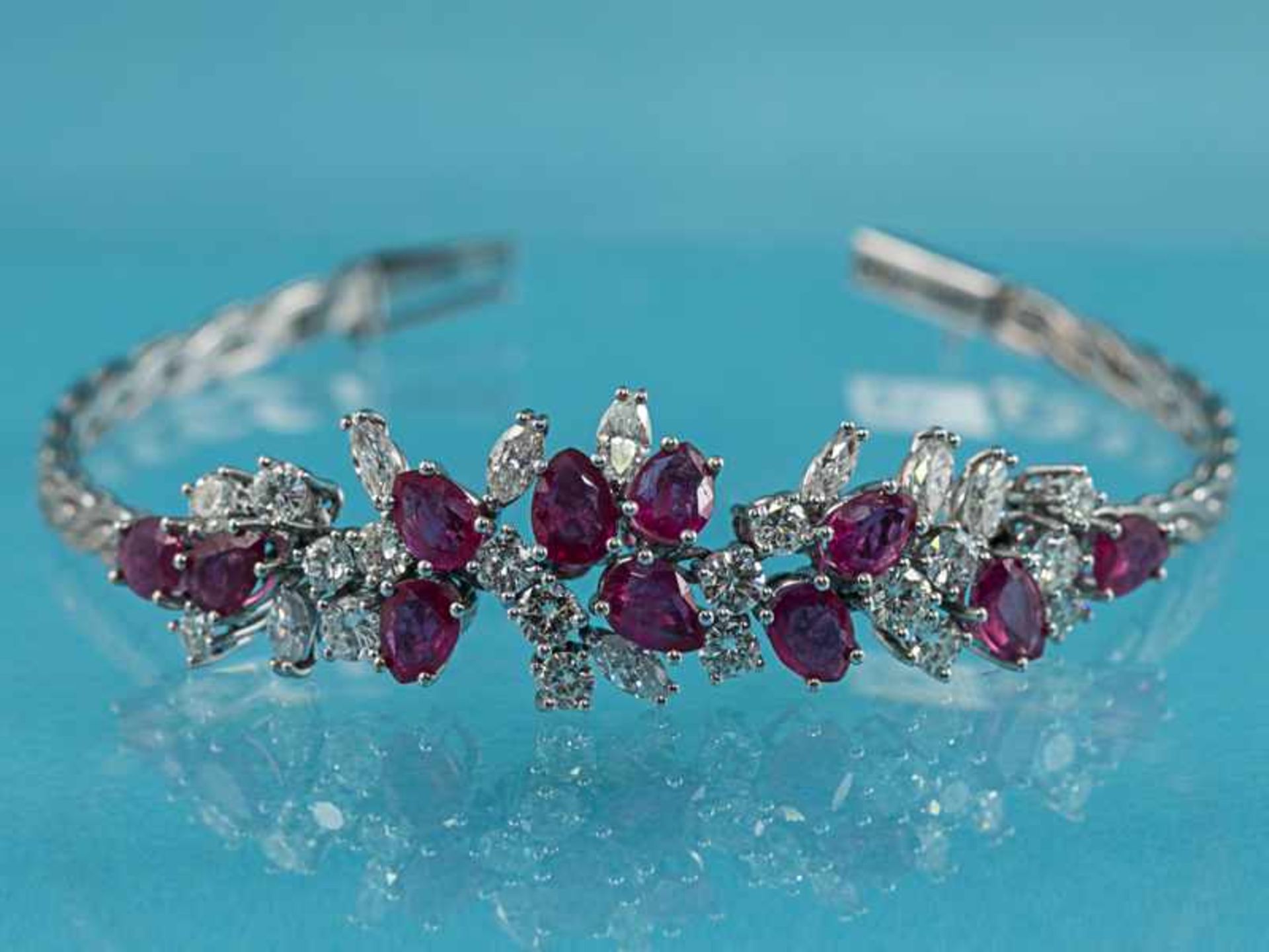 Armband mit 11 Rubinen und 26 Brillanten/ Diamanten, zusammen ca. 2 ct, Juweliersarbeit, 80- Jahre