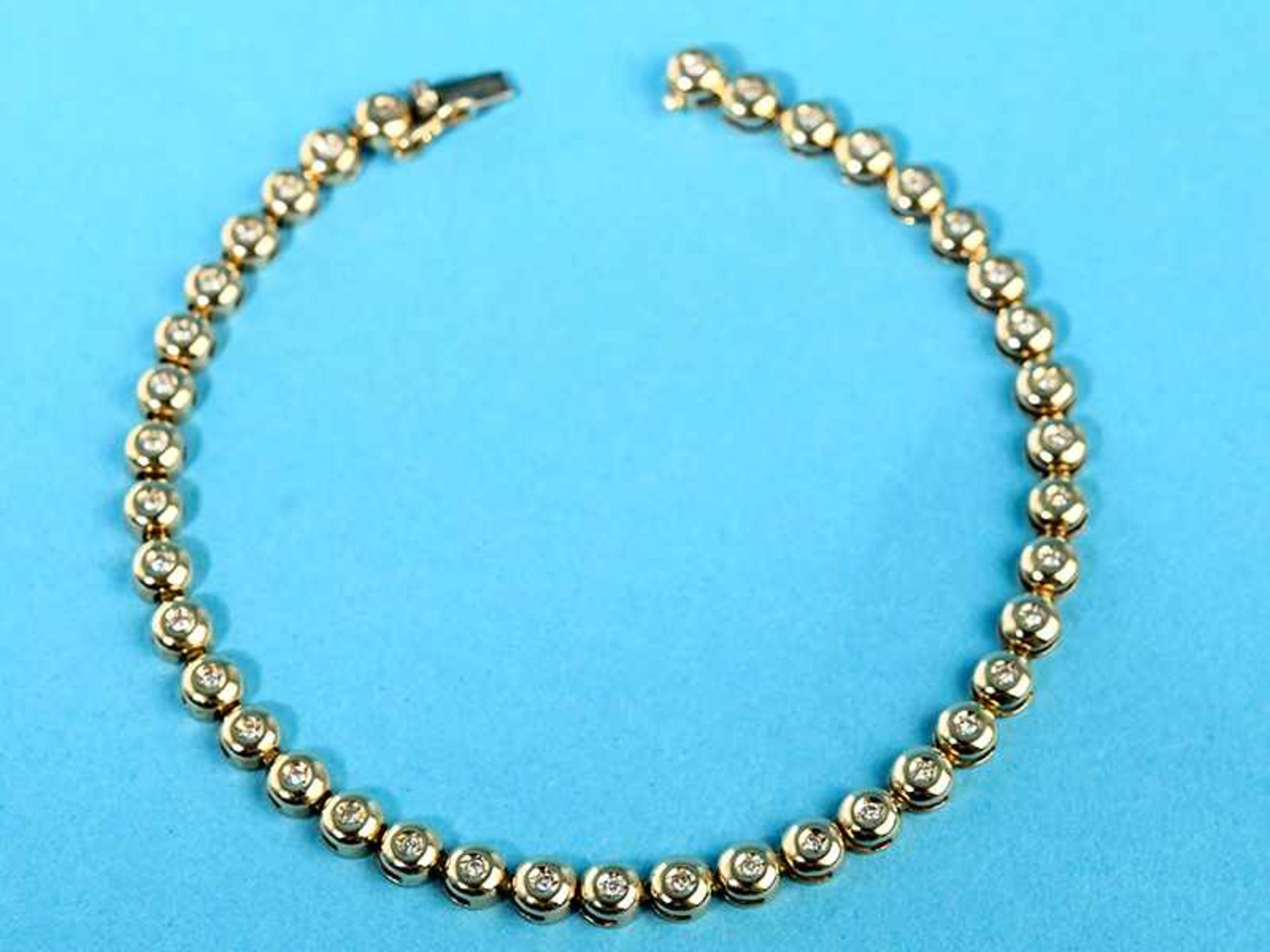 Tennisarmband mit 39 kleinen Diamanten, zusammen ca. 0,3 ct, 20. Jh. 585/- Gelbgold. Gesamtgewicht