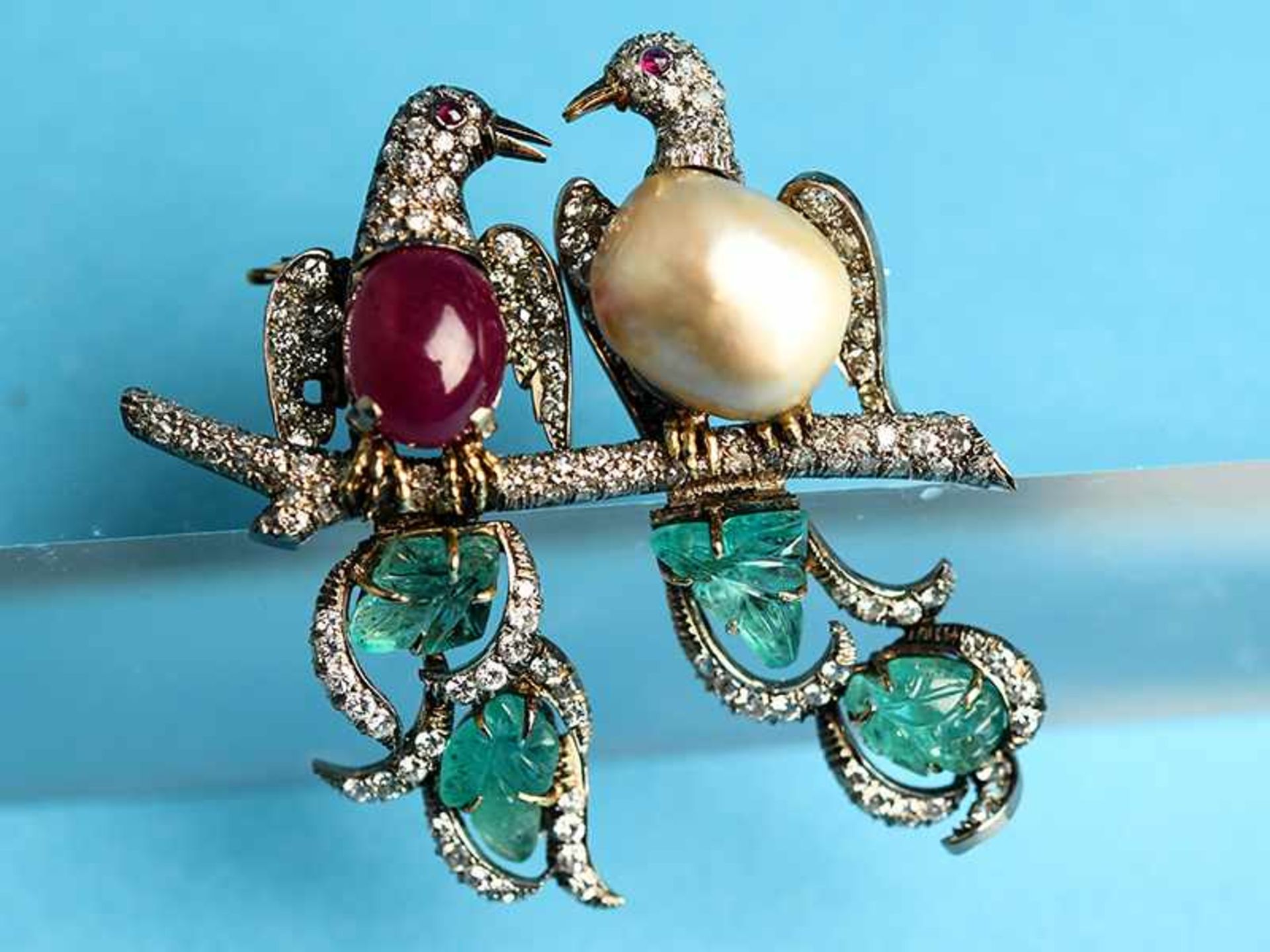 Große Vogel-Brosche mit Rubin, Smaragd, Orientperle und Diamanten, zusammen ca. 2,5 ct,