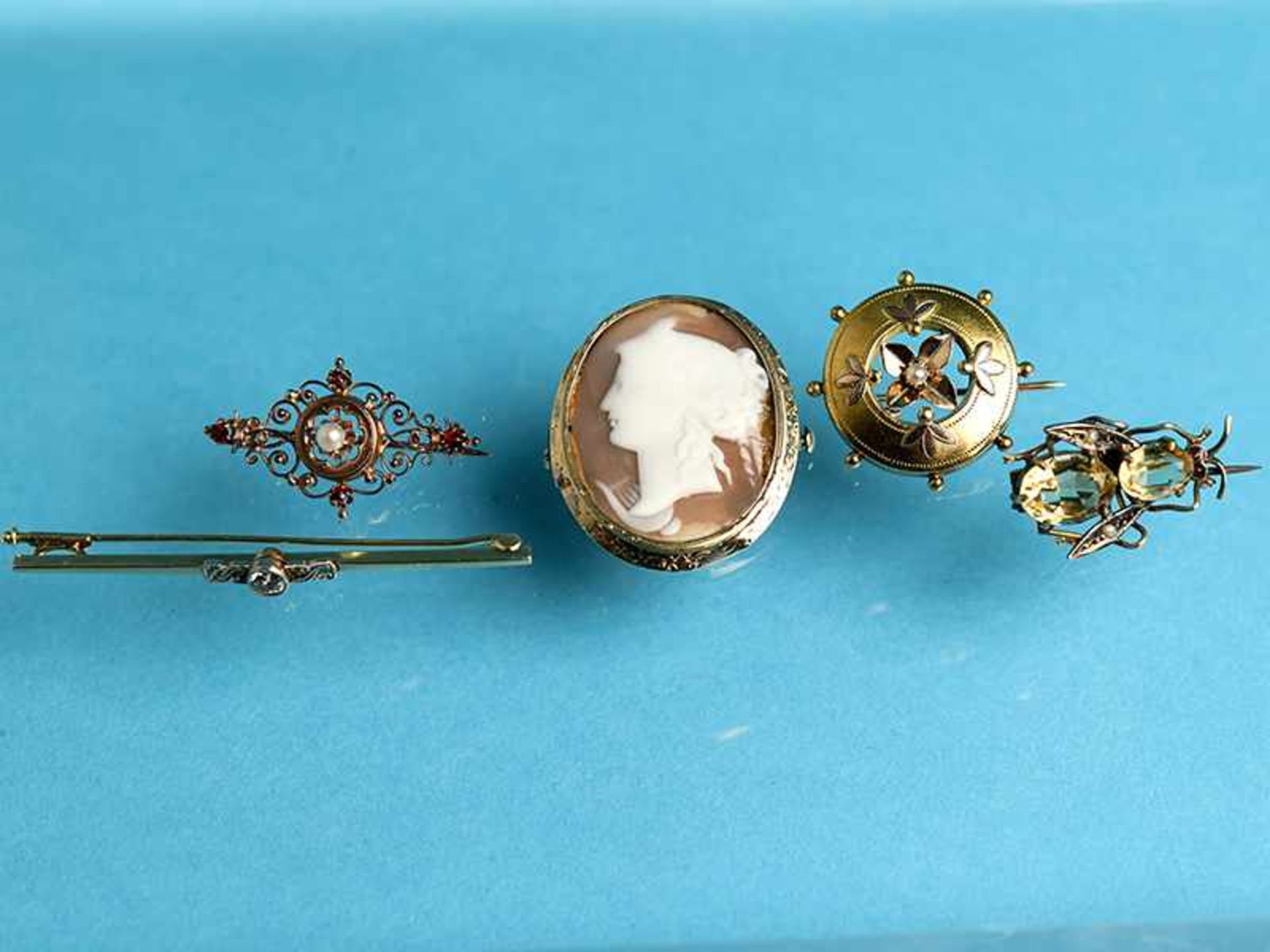5 verschiedene Nadeln bzw. Broschen mit Diamanten, Perlen und Farbsteinen, um 1900 1.) Brosche: