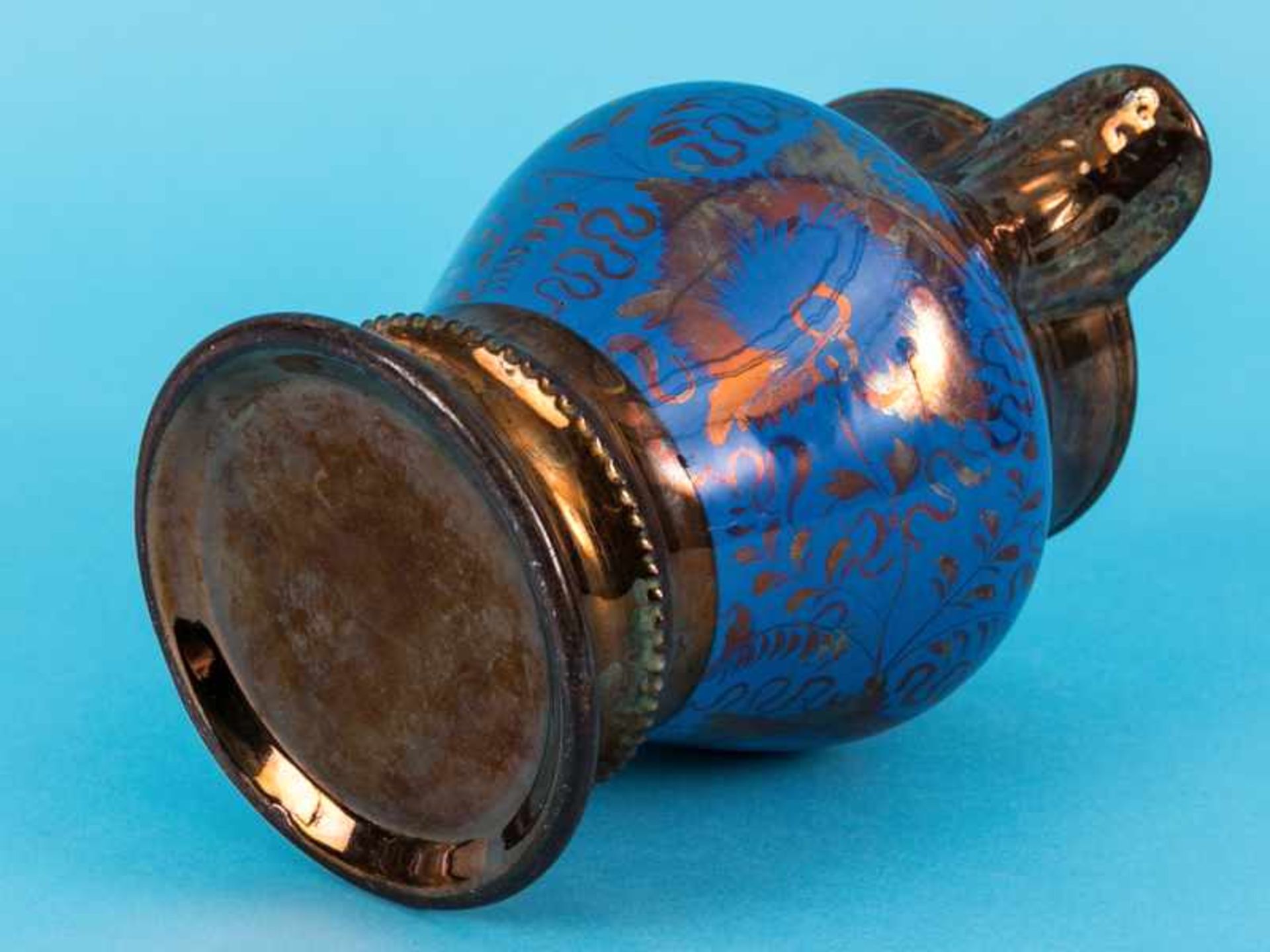 Lüsterkeramik-Krug, England, 2. Hälfte 19. Jh. Steingut mit kupferfarbiger und blauer Lüster-Glasur; - Bild 4 aus 7