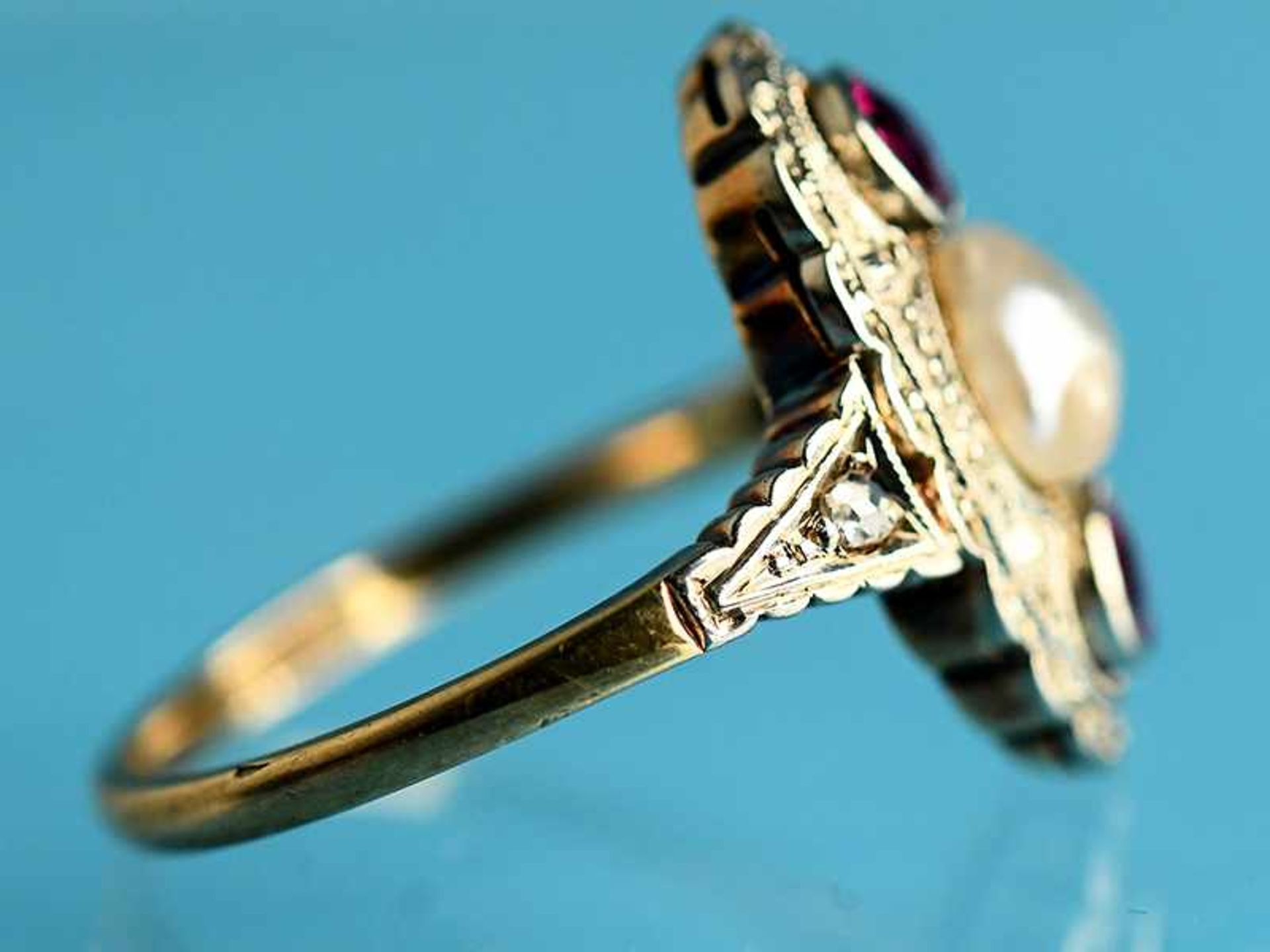Ring mit Orientperle und zwei Rubinen, Art Deco 585/- Gelbgold und Silber parkettiert. Ovale - Image 5 of 6