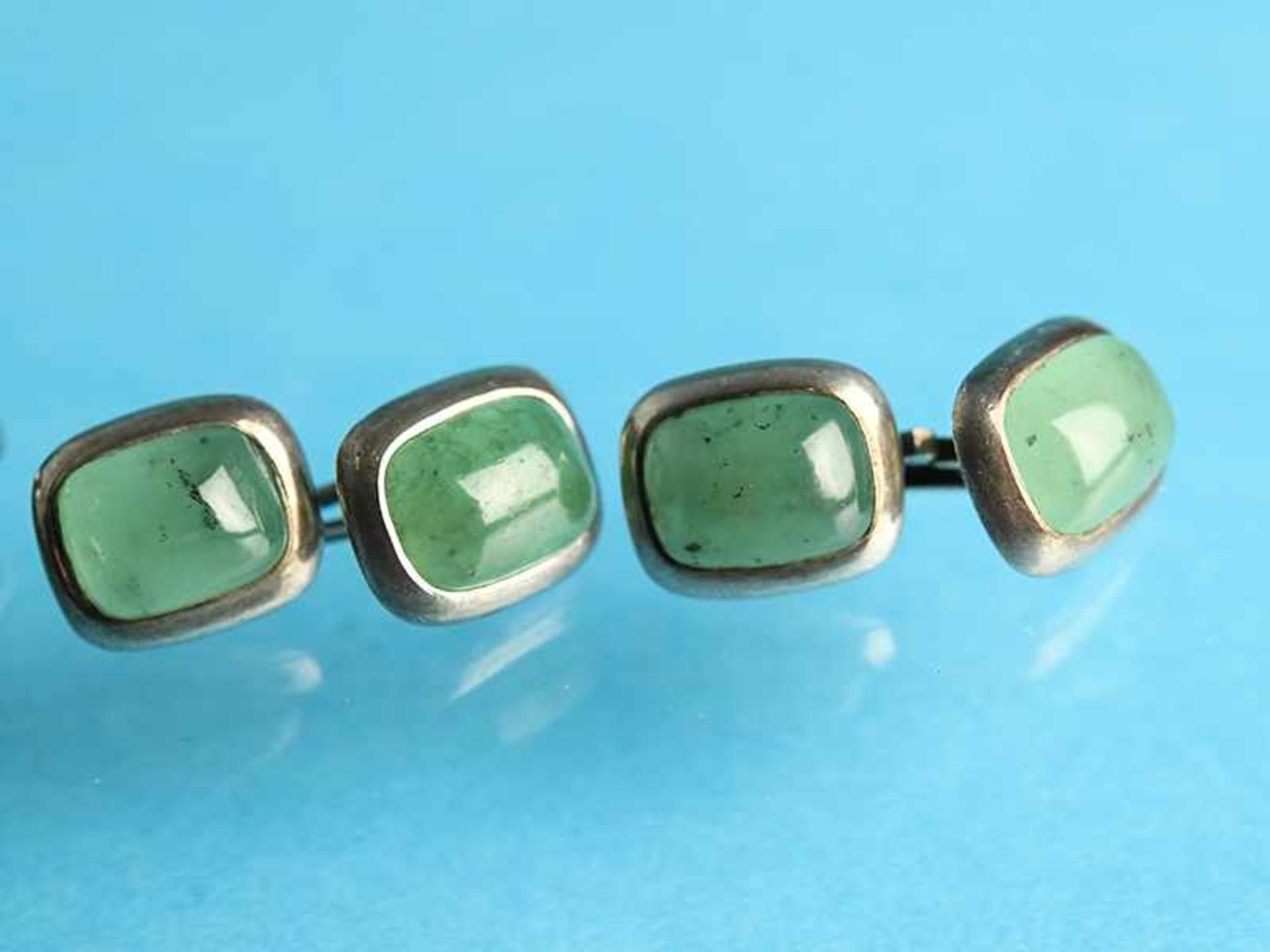 2 verschiedene Paar Manschettenknöpfe mit Jade- und Achat-Cabochon, Goldschmiedearbeit, 20. Jh. - Bild 3 aus 3