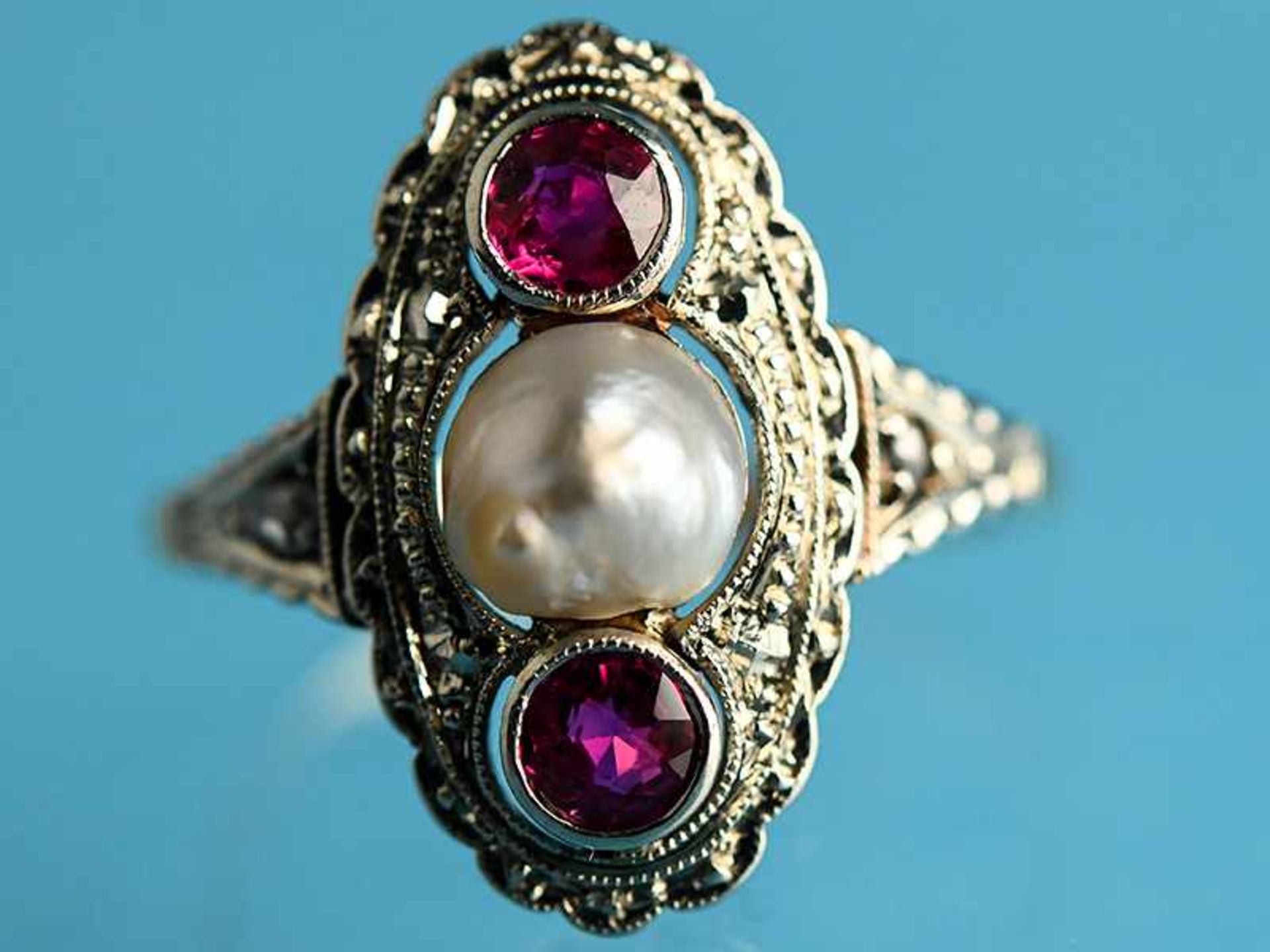 Ring mit Orientperle und zwei Rubinen, Art Deco 585/- Gelbgold und Silber parkettiert. Ovale
