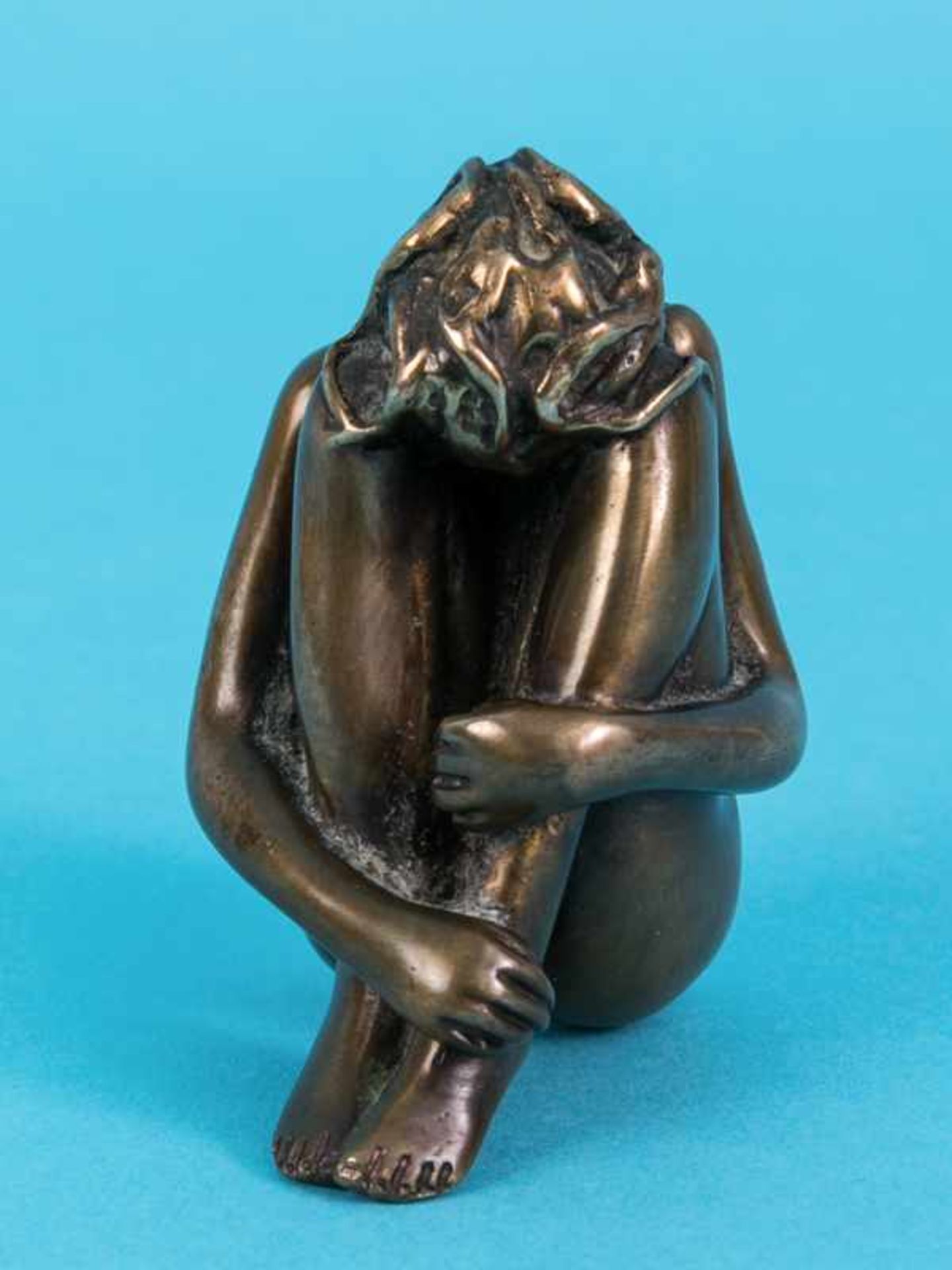 Bruni, Bruno (* 1935). Bronzeplastik "Kleine Mignon", 1994. Bronze, gold-bräunlich patiniert und - Bild 5 aus 6