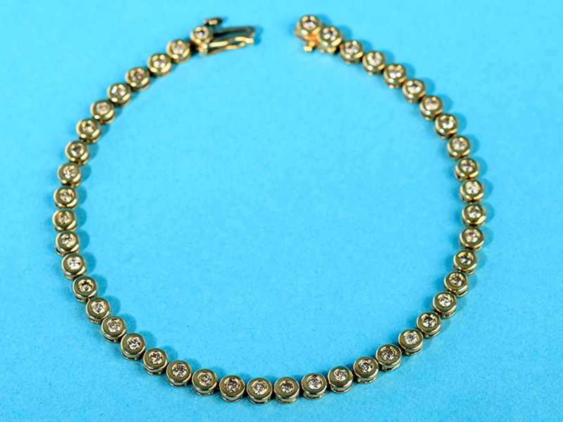 Tennisarmband mit 45 Brillanten, zusammen 2 ct, 70- er Jahre 585/- Gelbgold. Gesamtgewicht ca. 9