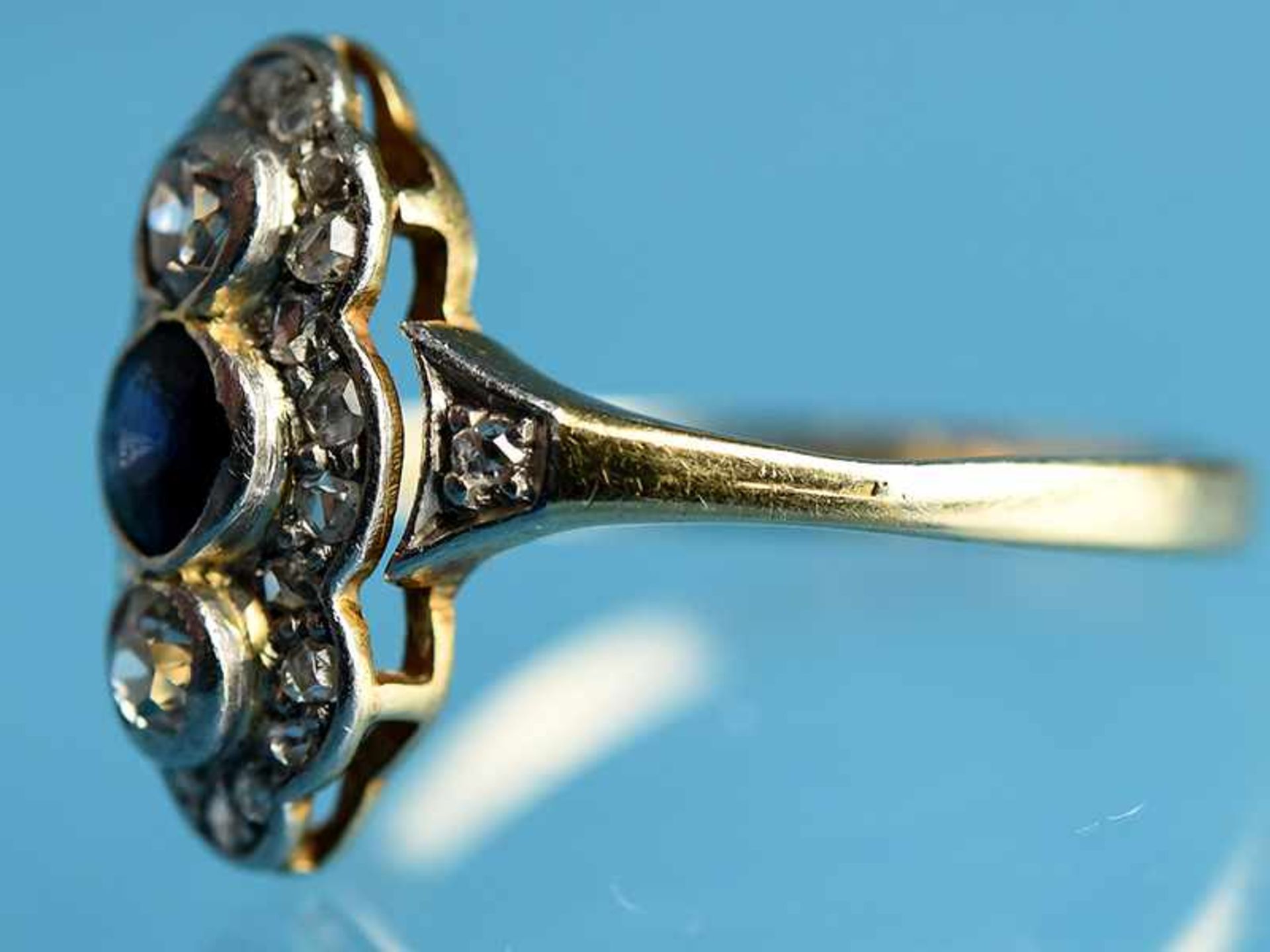 Ring mit Saphir und Altschliff-Diamanten und Diamantrosen, zusammen ca. 0,15 ct, Art Deco. 585/- - Bild 2 aus 3