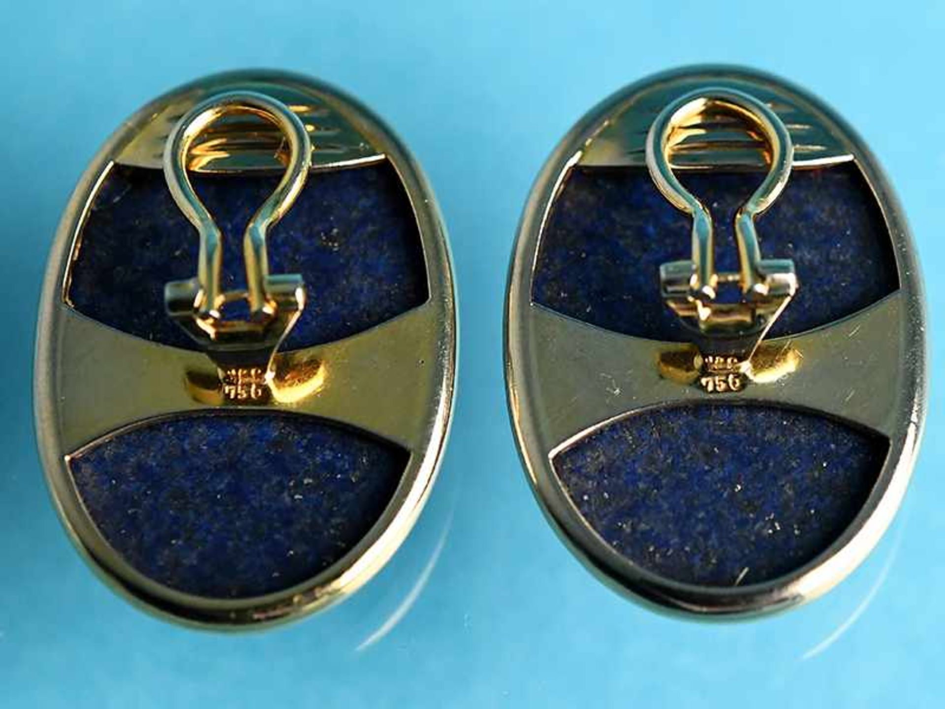 Paar Ohrclips mit Lapislazuli-Cabochon, 21. Jh. 750/- Gelbgold. Gesamtgewicht ca. 21,7 g. Ovale - Bild 2 aus 2