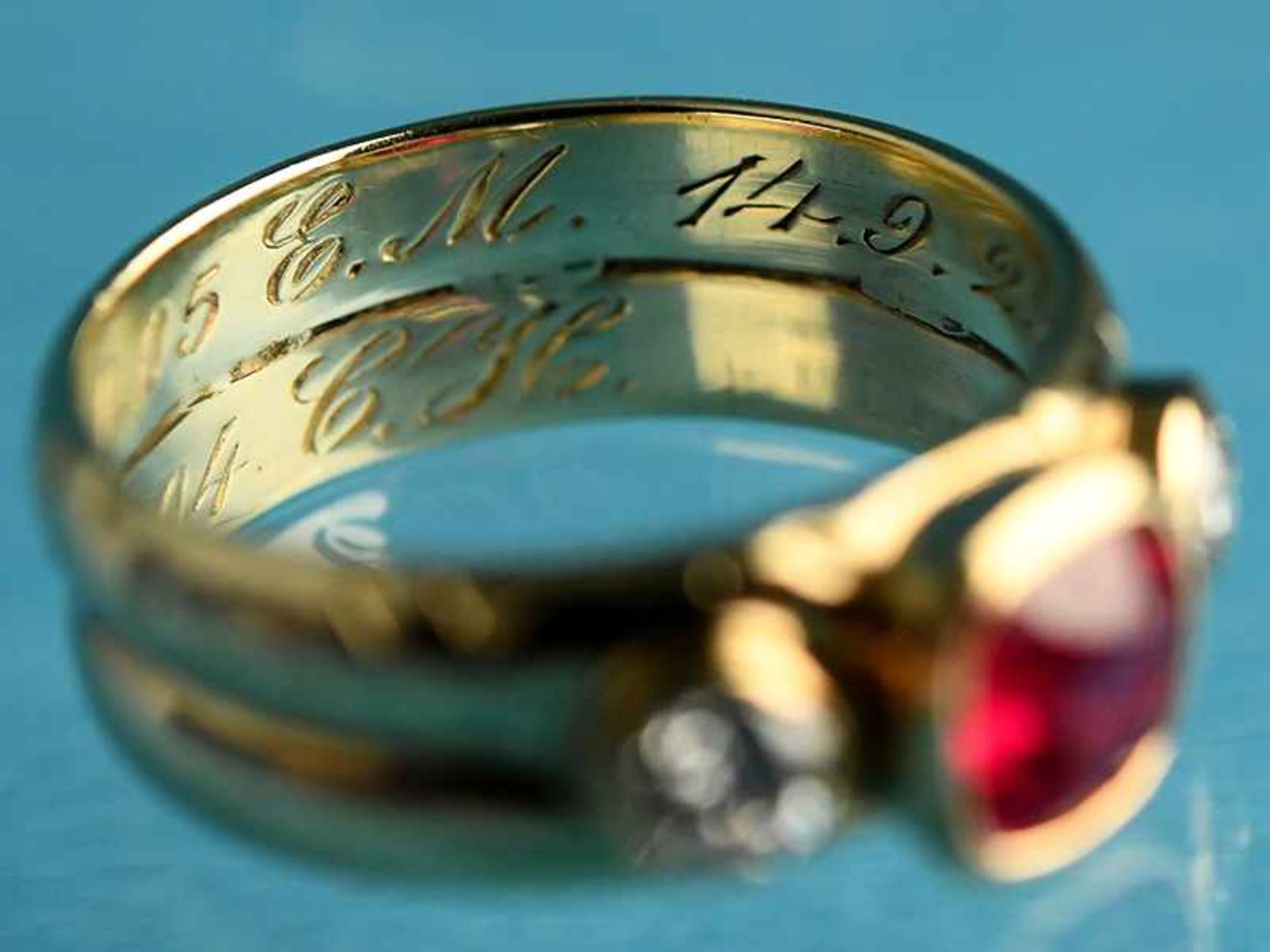 Ring mit Rubin und 2 Altschliff-Diamanten, zusammen ca. 0,24 ct, 20. Jh. 585/- Gelbgold. - Bild 2 aus 5