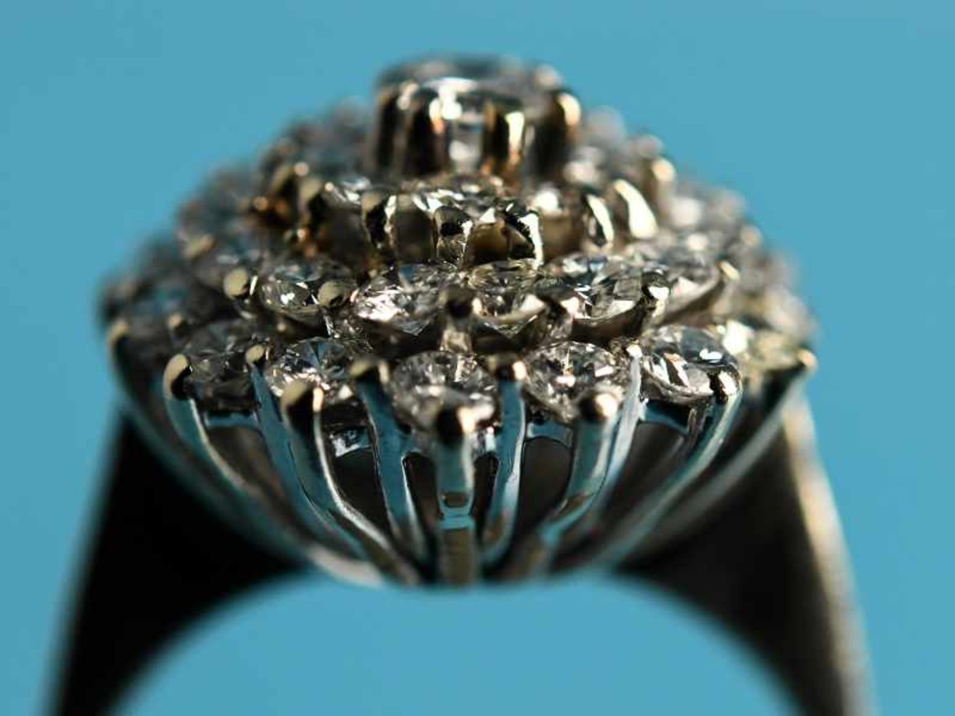 Ring mit Brillanten, zusammen ca. 1,3 ct, 80- er Jahre 585/- Weißgold. Gesamtgewicht ca. 4,7 g. - Image 2 of 4
