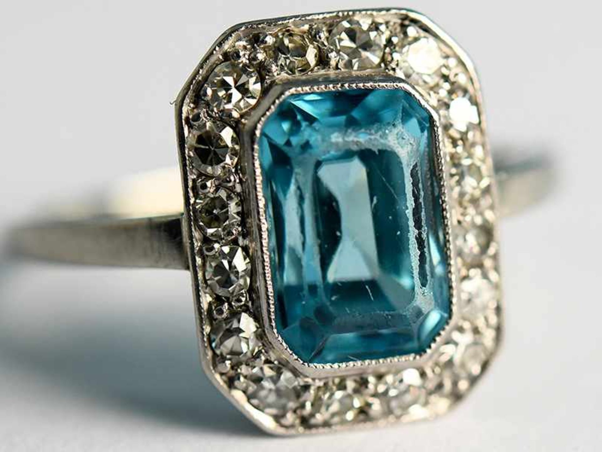 Ring mit Topas und Altschliff-Diamanten, zusammen ca. 0,25 ct, Art Deco 585/- Weißgold.