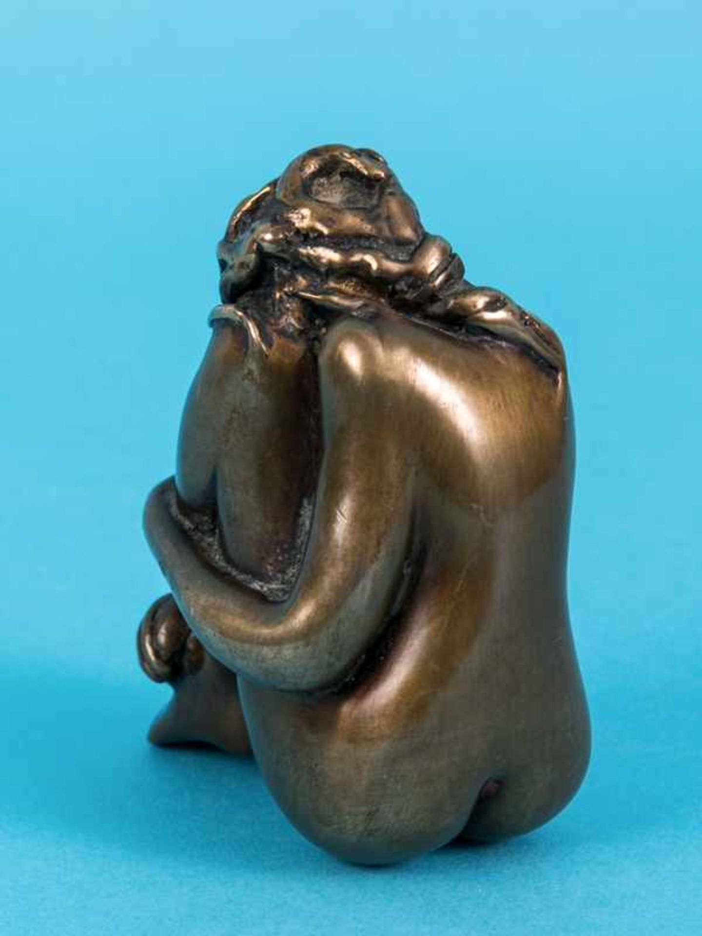 Bruni, Bruno (* 1935). Bronzeplastik "Kleine Mignon", 1994. Bronze, gold-bräunlich patiniert und - Bild 3 aus 6