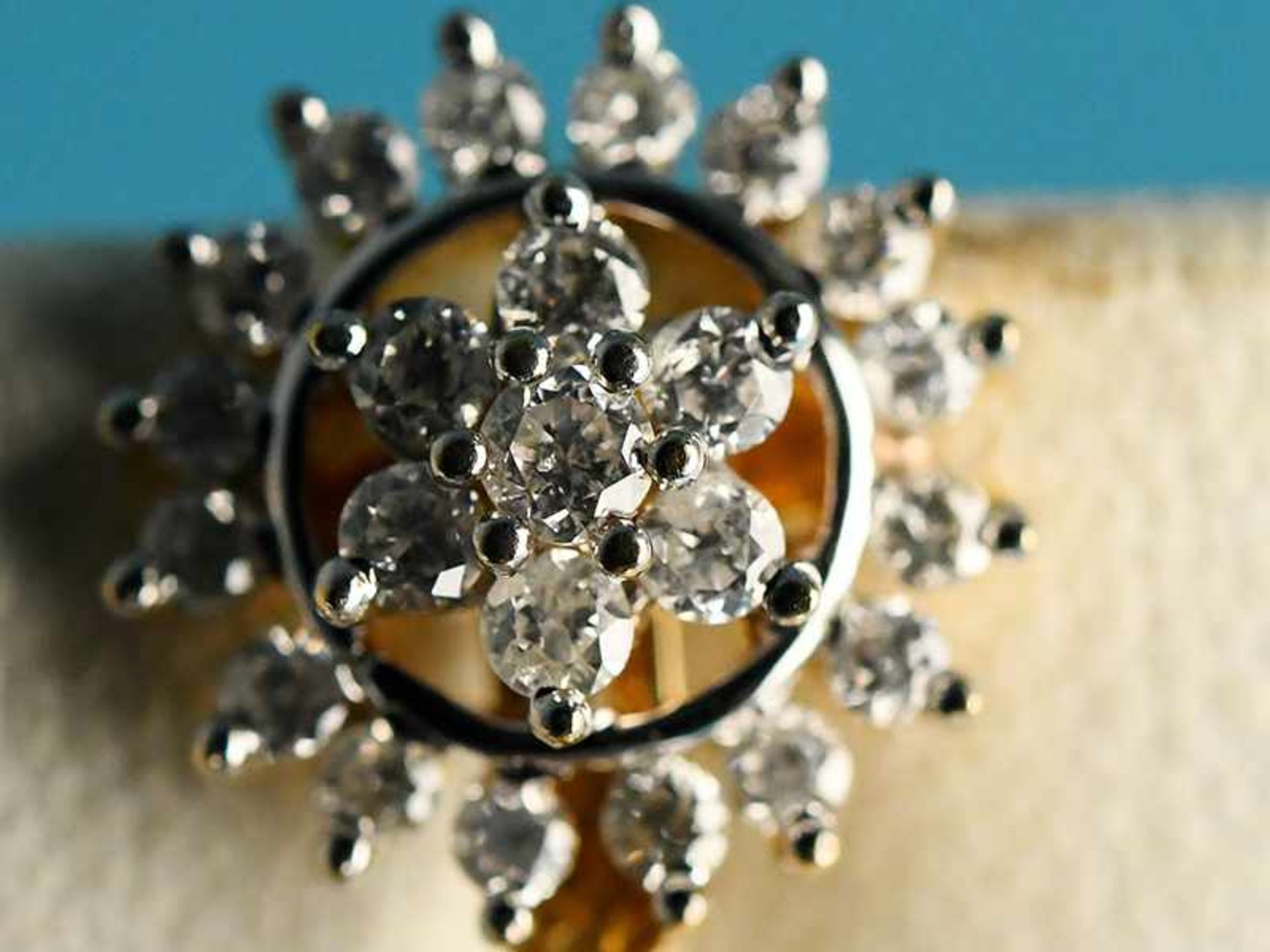 Paar Ohrgehänge mit Perlen und Brillanten, zusammen ca. 0,5 ct, 21. Jh. 585/- Gelbgold. - Image 2 of 2