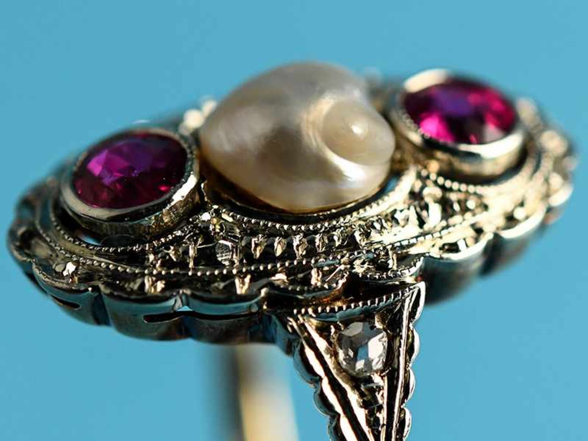 Ring mit Orientperle und zwei Rubinen, Art Deco 585/- Gelbgold und Silber parkettiert. Ovale - Image 2 of 6
