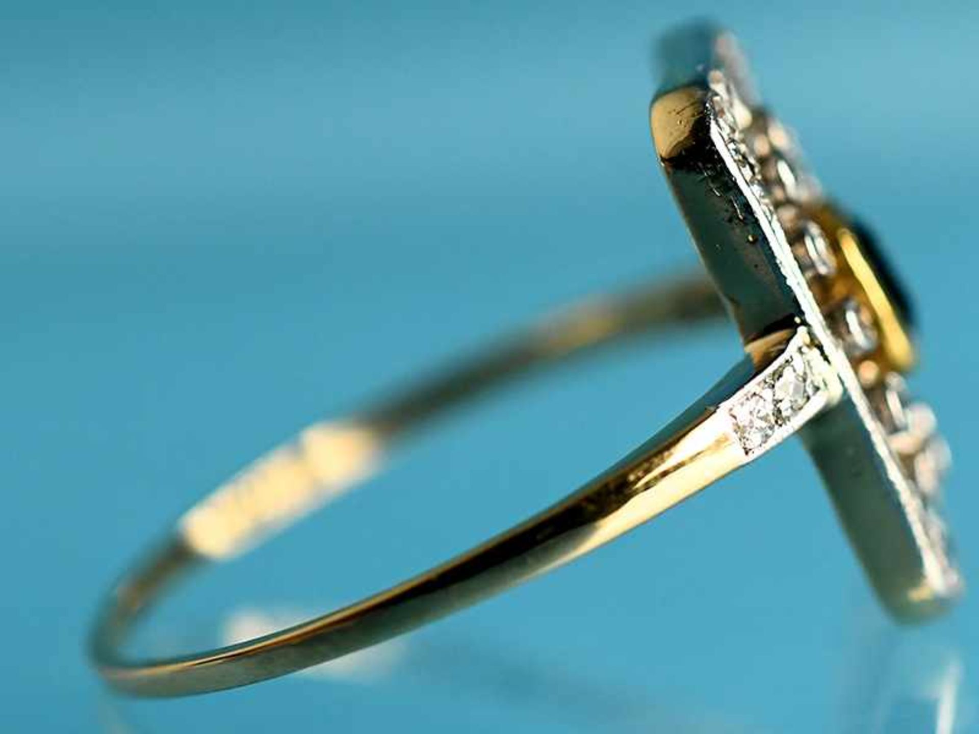 Ring mit Saphir und kleinen Diamantrosen, Art Deco 585/- Gelbgold und Silber parkettiert. - Bild 3 aus 3