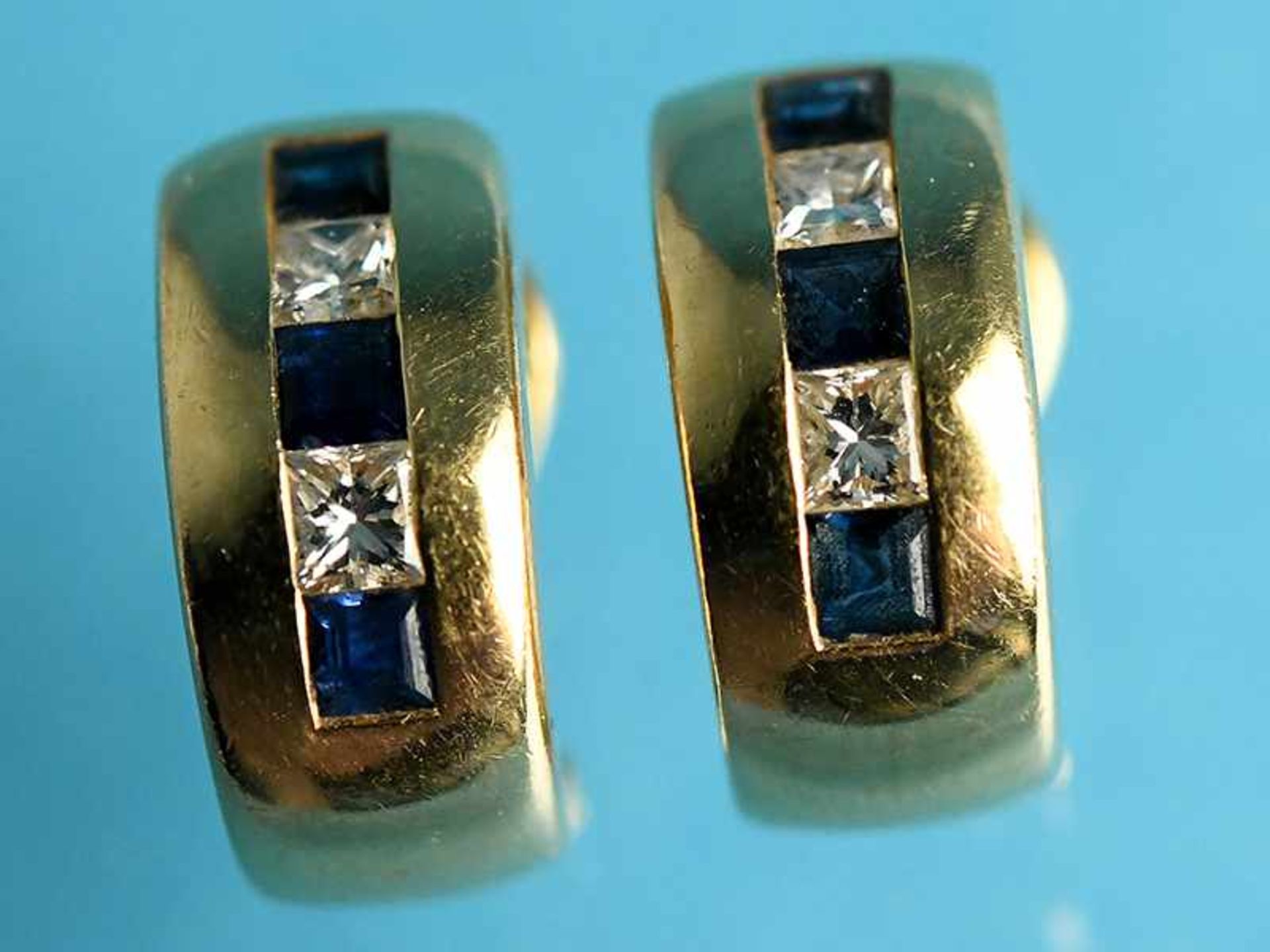 Paar Ohrclips mit jeweils 3 Saphir- und 2 Diamant-Carres, zusammen ca. 0,2 ct Goldschmiedearbeit, - Image 2 of 2