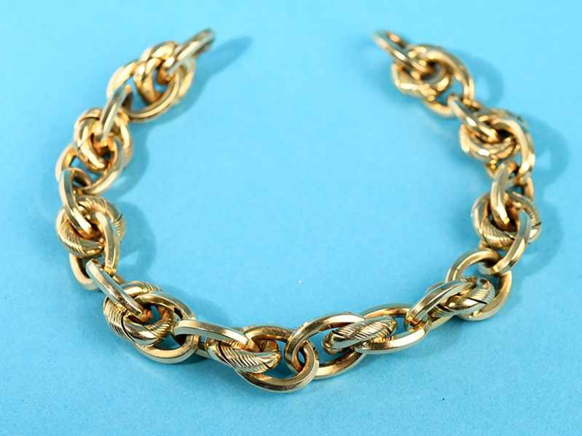 Gliederarmband, Anfang 20. Jh.. 750/- Gelbgold. Gesamtgewicht ca. 23,5 g. Runde und ovale Ösen