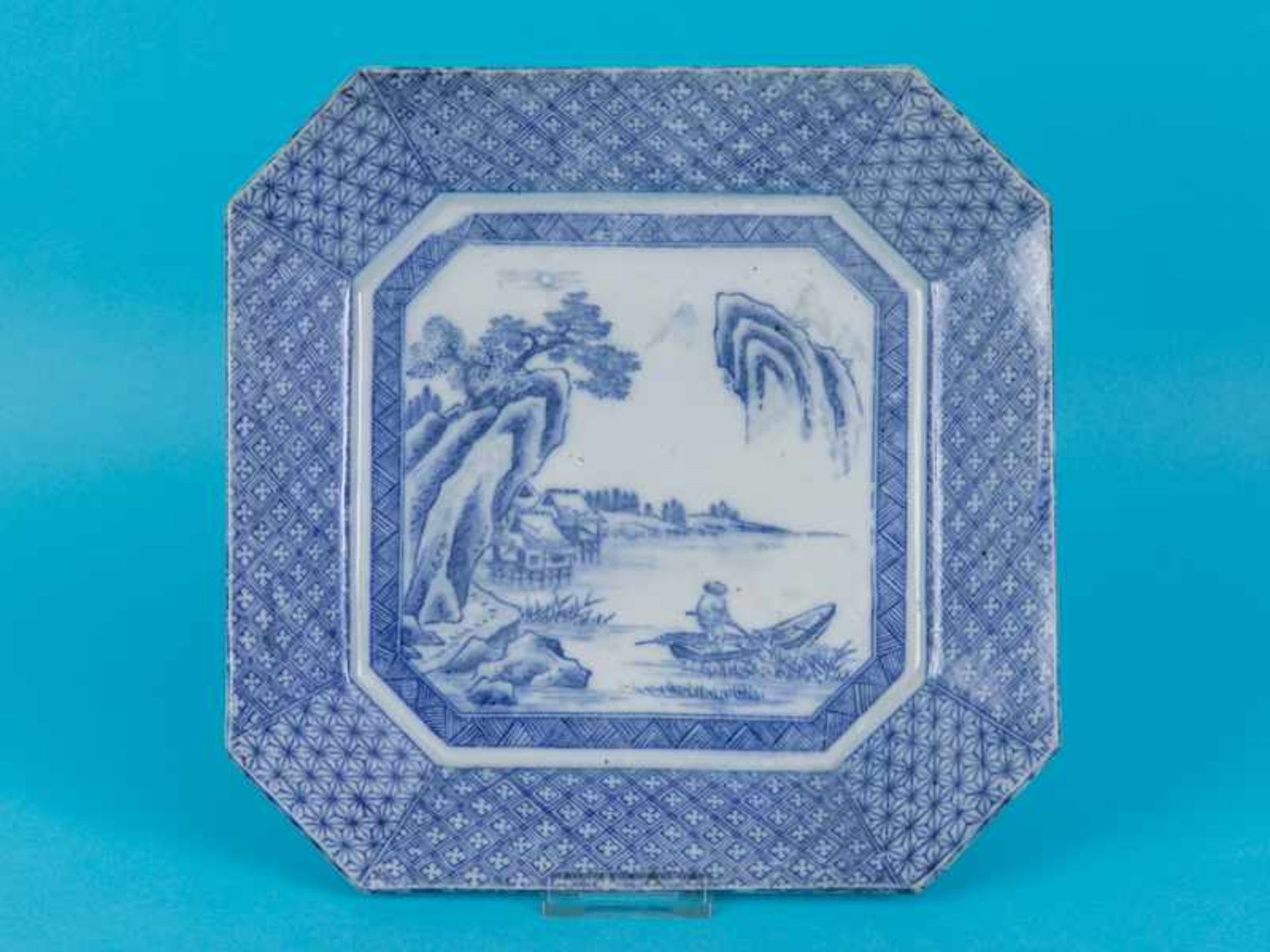 Bildplatte mit Landschaftsdekor, China, 19. Jh./um 1900. Porzellan mit unter Glasur blauem Dekor;