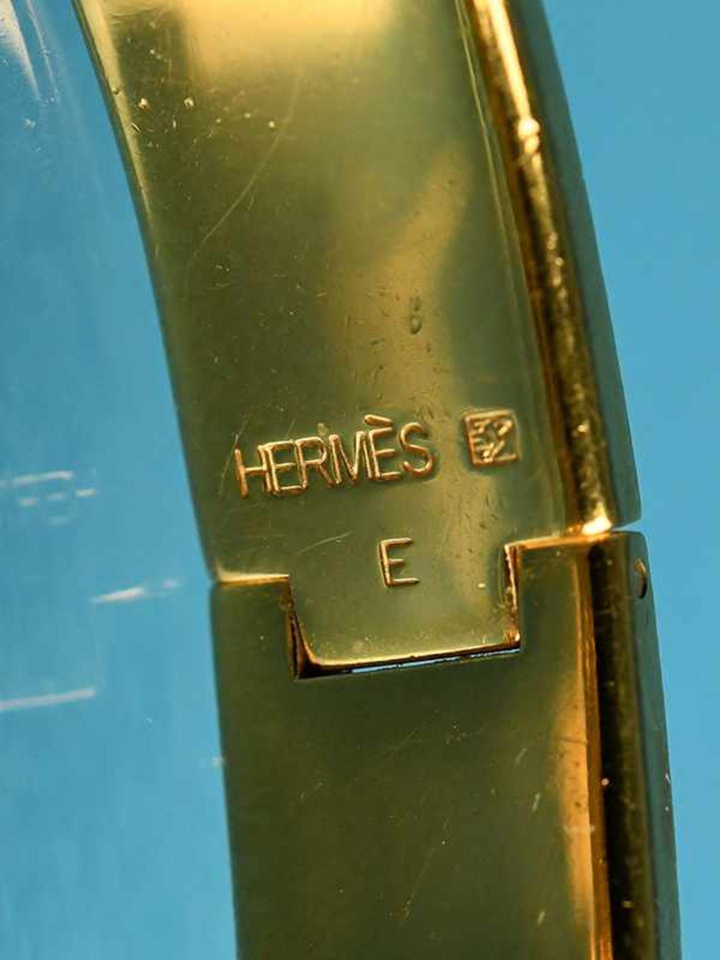 Armreifen, Hermès, Paris, 20. Jh. Vergoldet mit schwarzem Email. Schmale Bandform. Mittig Hermès - Image 3 of 3