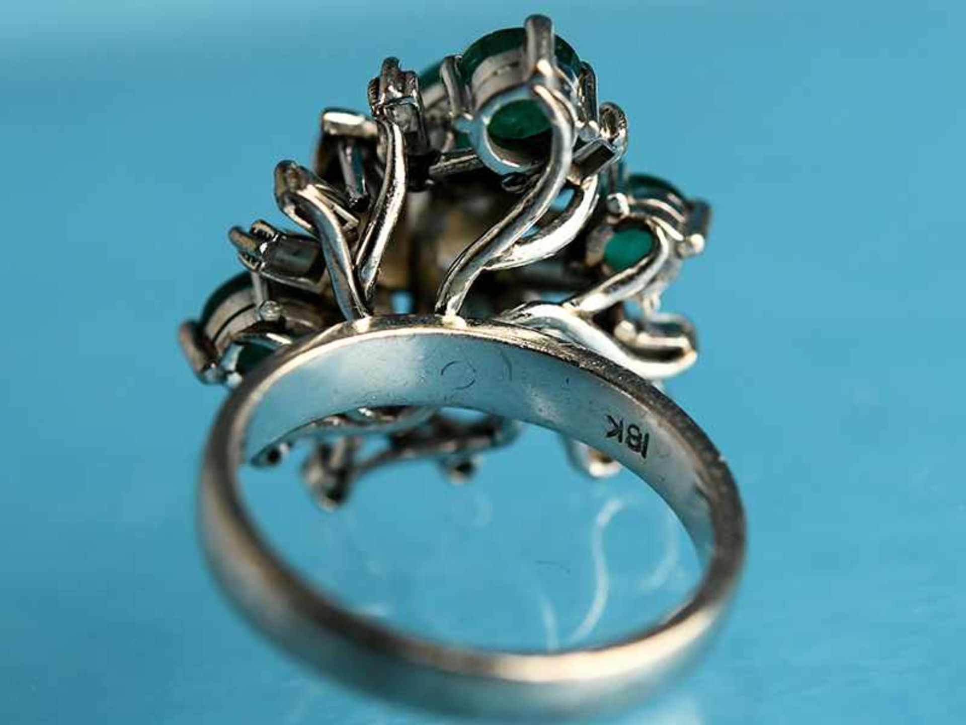 Ring mit 5 Smaragden und kleinen Diamanten, 20. Jh. 750/- Weißgold. Gesamtgewicht ca. 7,1 g. - Bild 3 aus 5