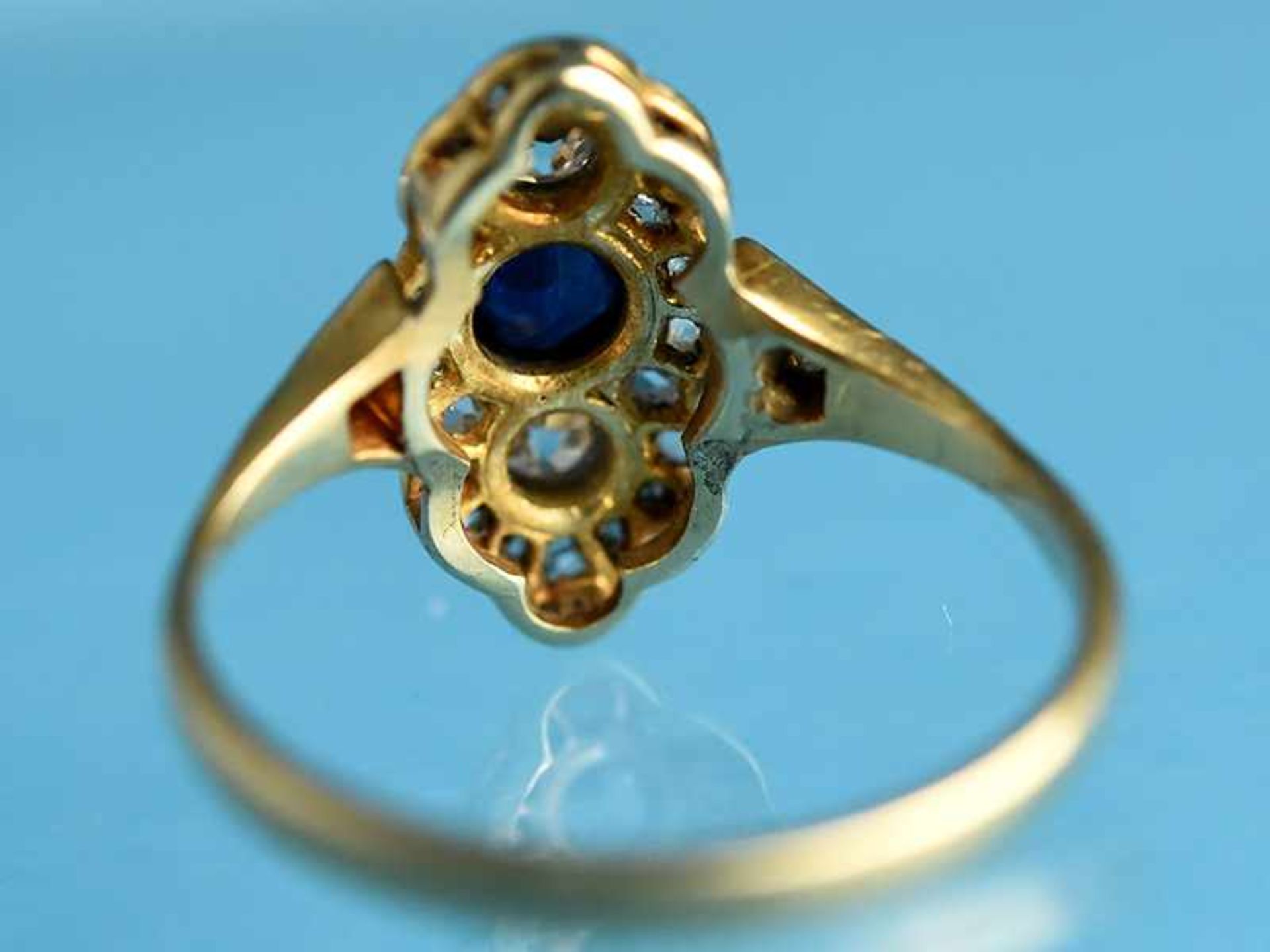 Ring mit Saphir und Altschliff-Diamanten und Diamantrosen, zusammen ca. 0,15 ct, Art Deco. 585/- - Bild 3 aus 3