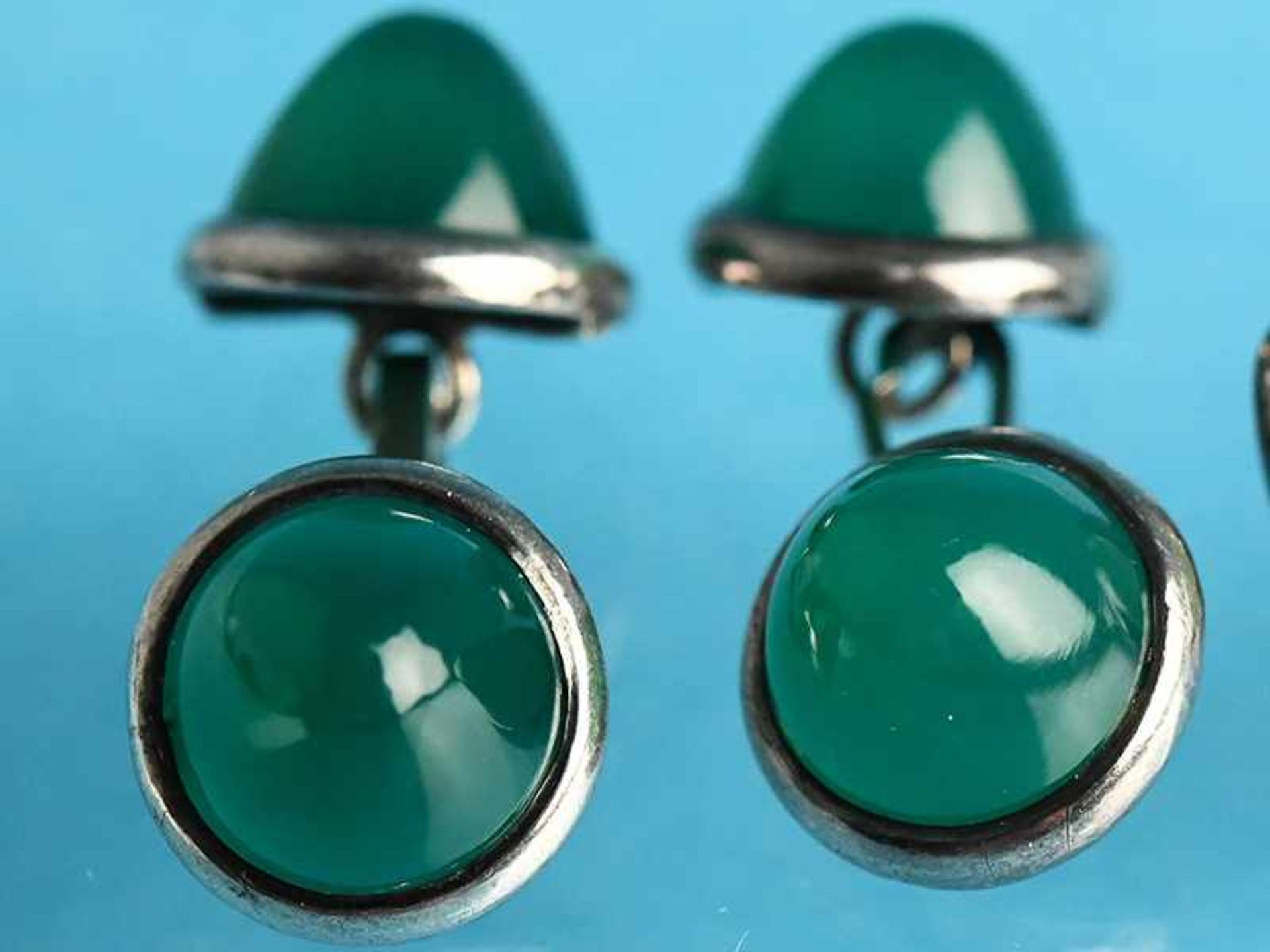 2 verschiedene Paar Manschettenknöpfe mit Jade- und Achat-Cabochon, Goldschmiedearbeit, 20. Jh. - Bild 2 aus 3