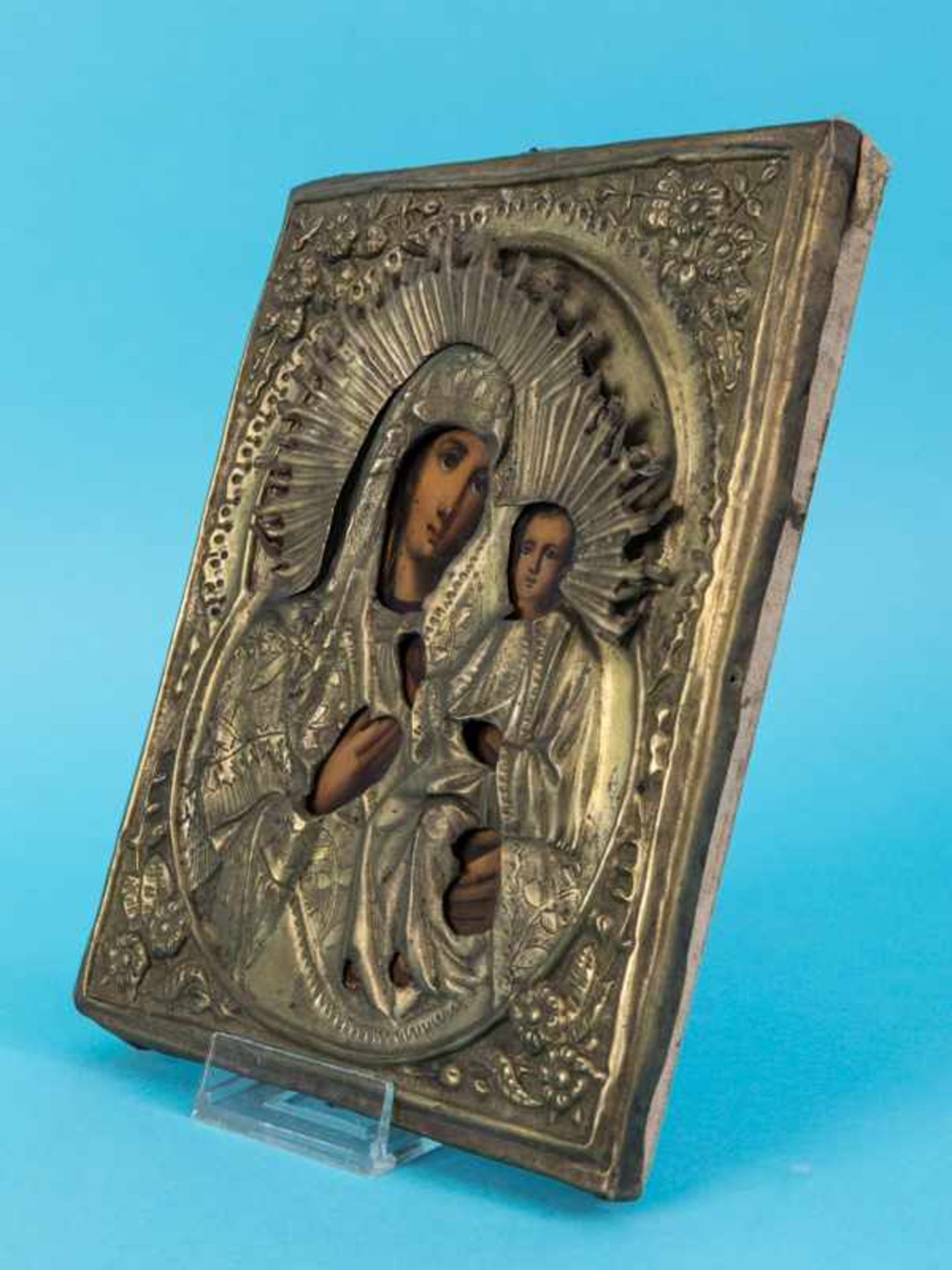 Muttergottes-Ikone mit Messing-Oklat, wohl Rußland, 19. Jh. Temperamalerei auf Holz, frontal mit - Bild 3 aus 5