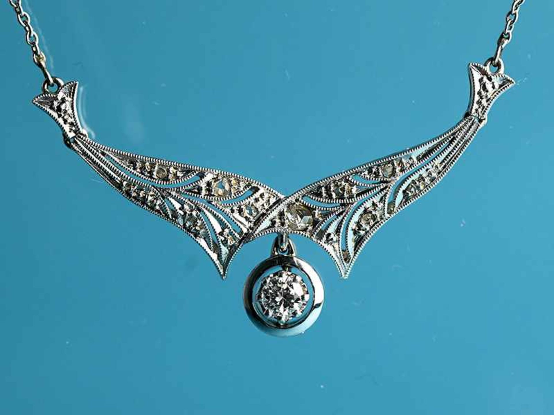 Collier mit Altschliff-Diamant ca. 0,2 ct und 12 Diamantrosen, zusammen ca. 0,24 ct, Art Deco