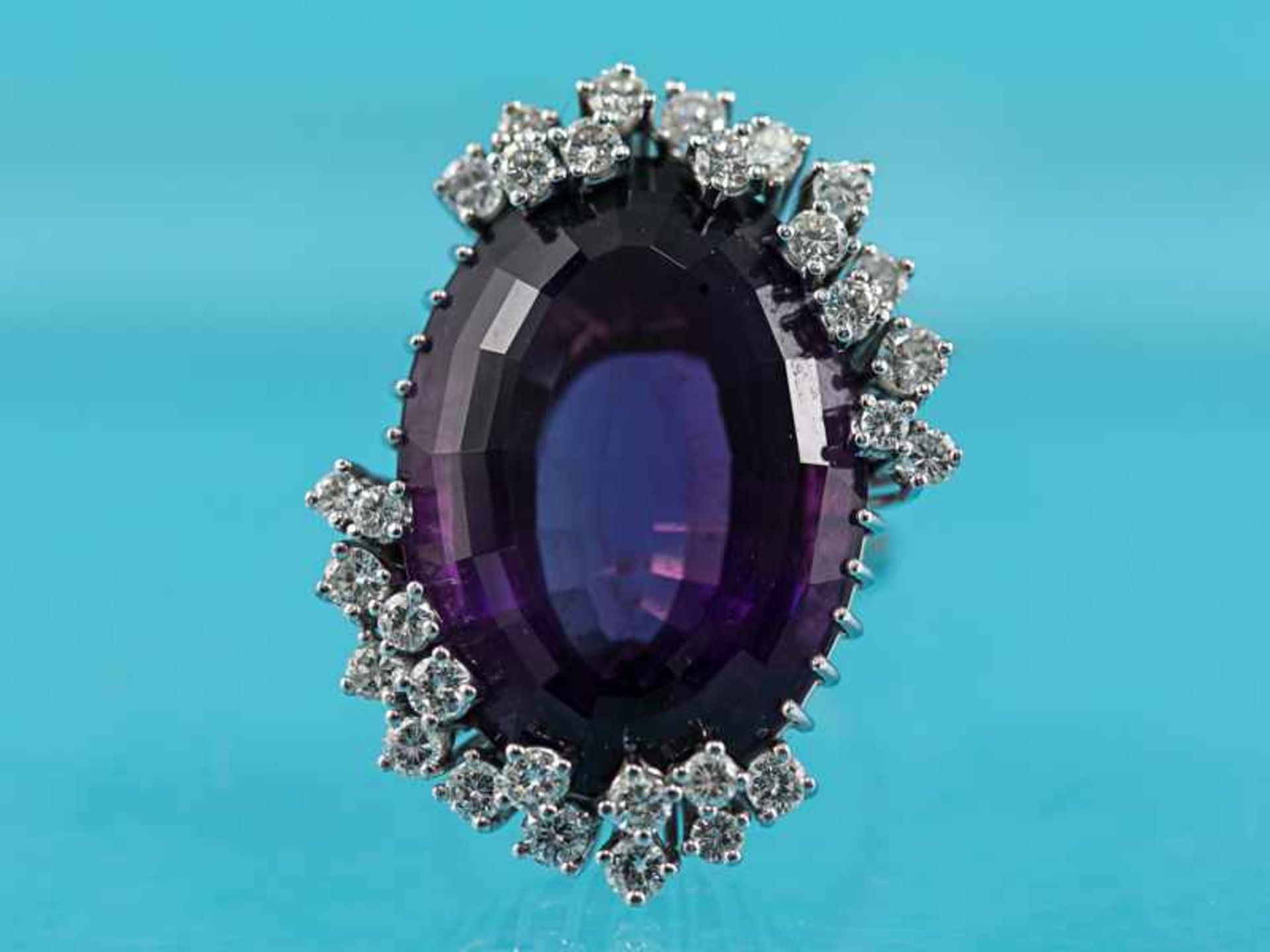 Großer Cocktailring mit Amethyst ca. 45 ct und 30 Brillanten, zusammen ca. 1,5 ct,