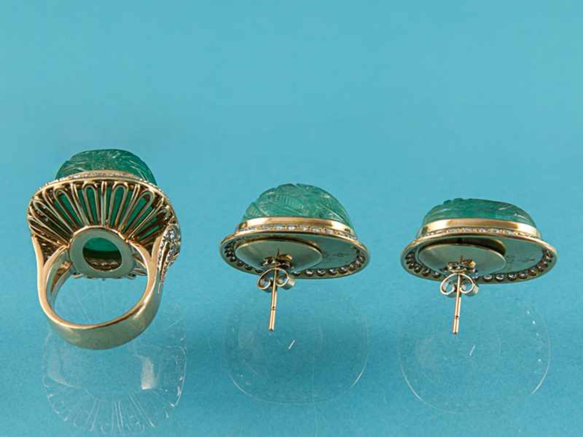 Prunkvolle Schmuckgarnitur: Cocktailring und Ohrringen mit gravierten Smaragd-Cabochons und - Bild 3 aus 5