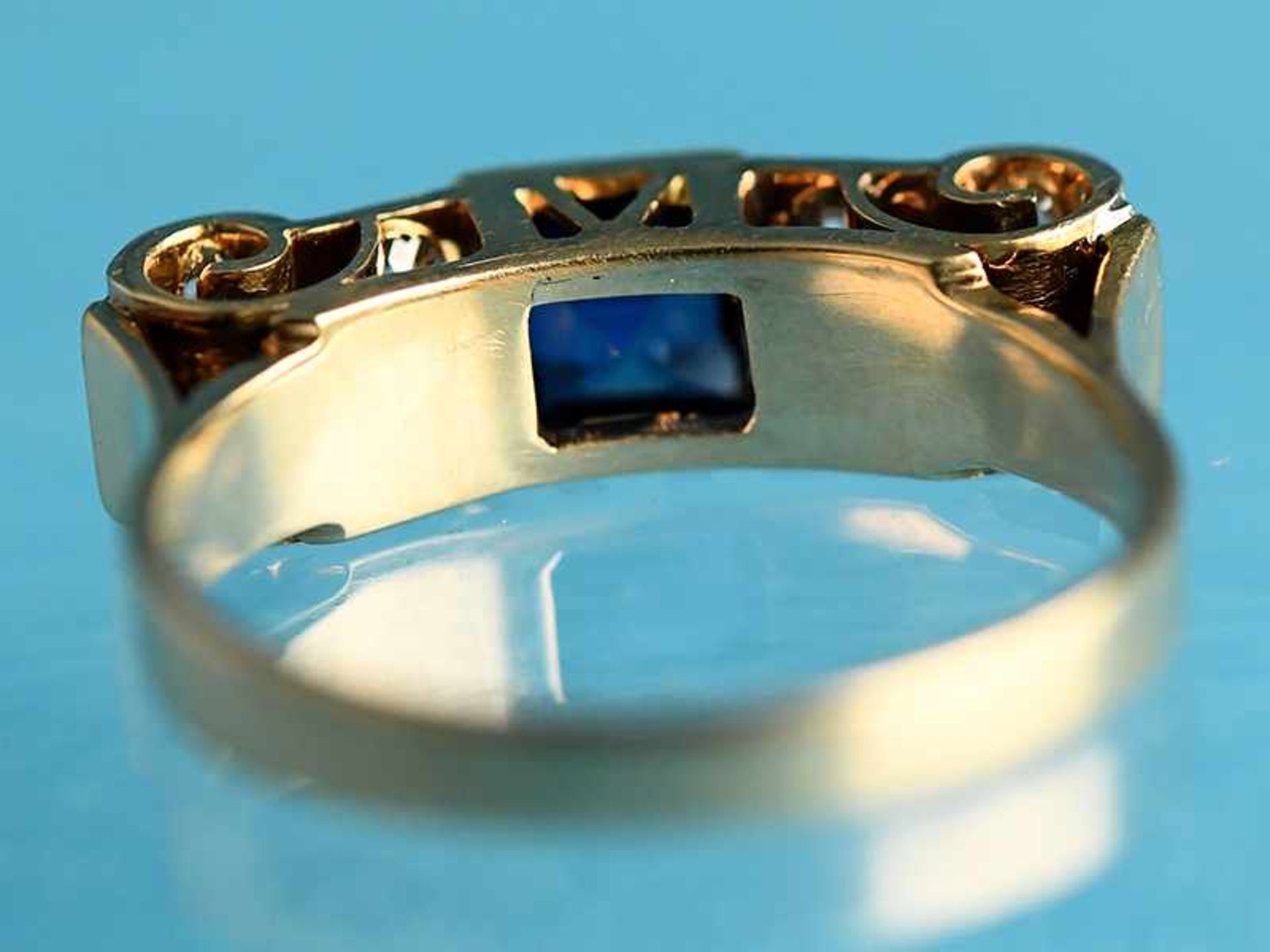 Ring mit blauem Farbstein und 8 Altschliff-Diamanten, zusammen ca. 0,2 ct, Art Deco 585/- Gelb- - Bild 4 aus 4