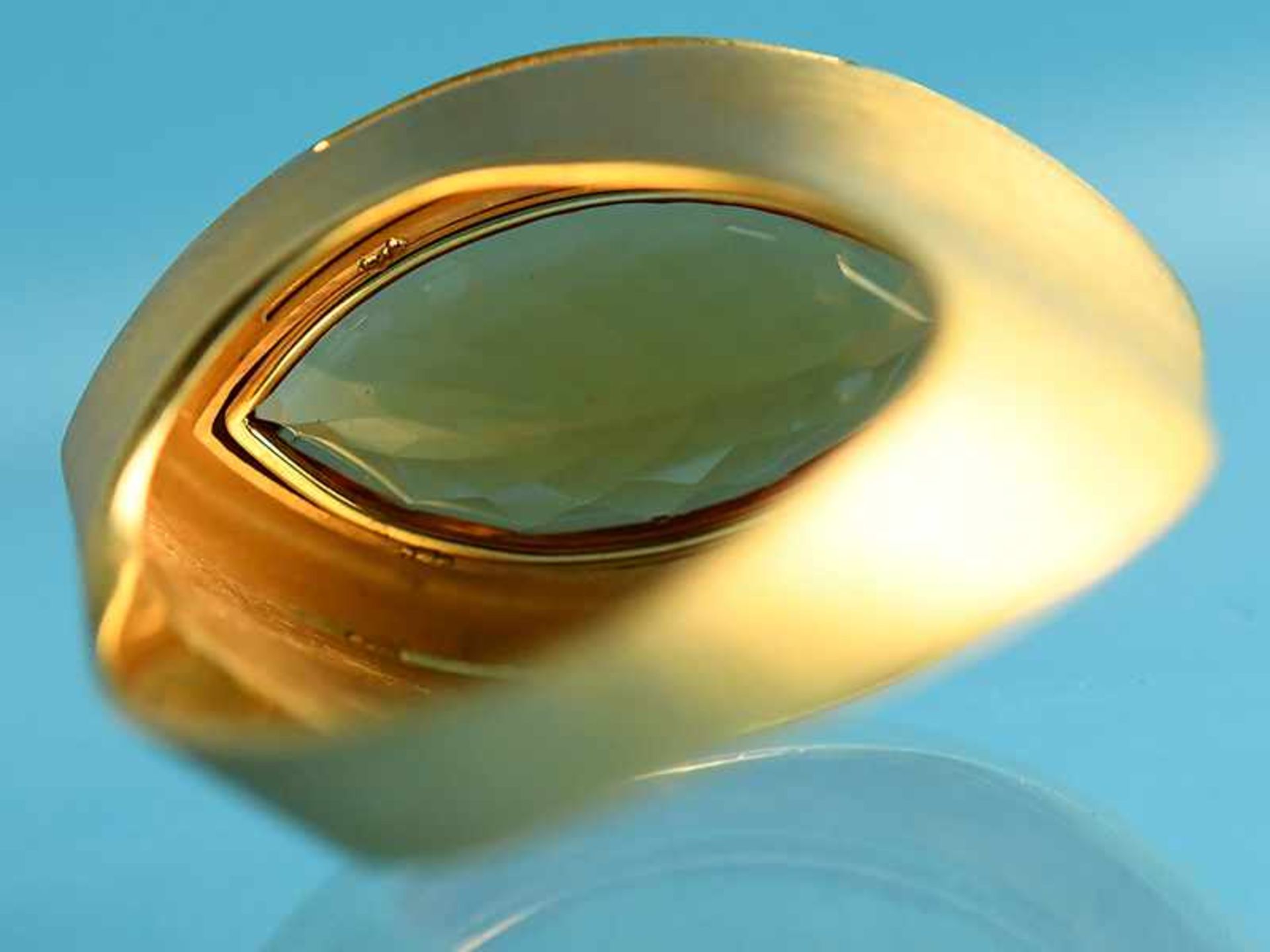 Moderner Ring mit Citrin, Goldschmiedearbeit, 20. Jh. 750/-Gelbgold. Gesamtgewicht ca. 15,6 g. - Bild 3 aus 4