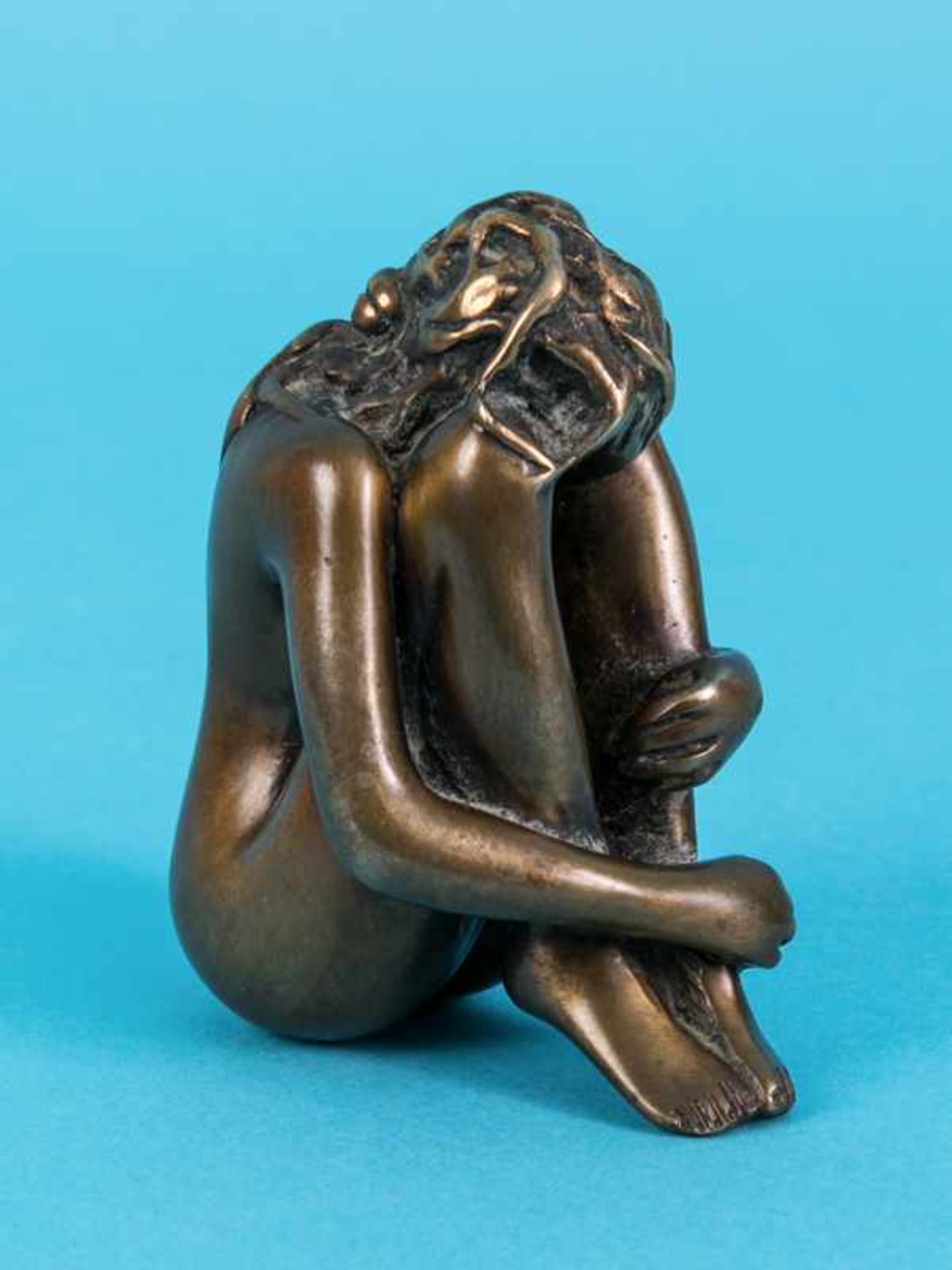 Bruni, Bruno (* 1935). Bronzeplastik "Kleine Mignon", 1994. Bronze, gold-bräunlich patiniert und