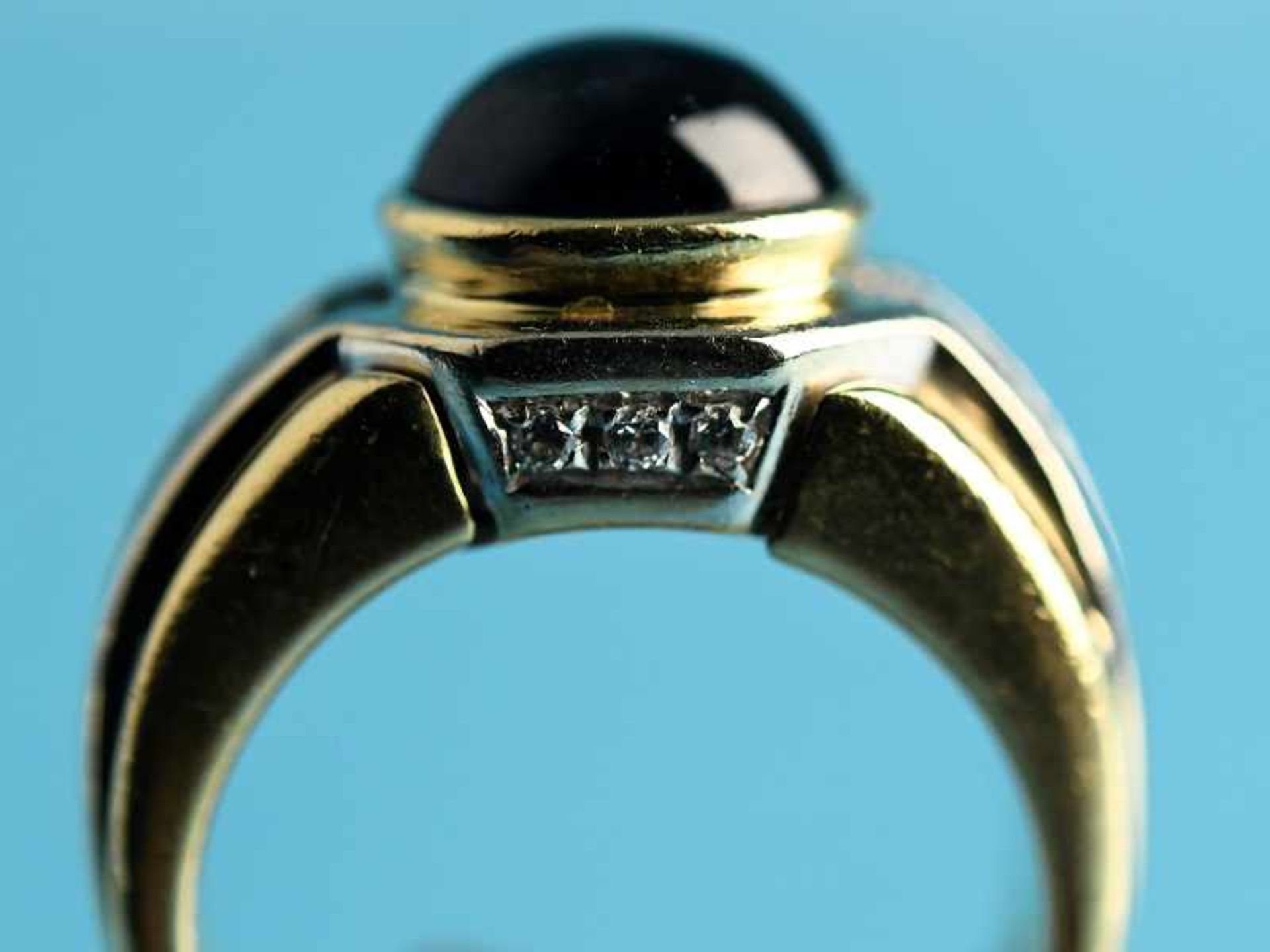 Bandring mit Saphir-Cabochon und Brillanten, zusammen ca. 0,3 ct, Goldschmiedearbeit von Juwelier - Bild 4 aus 8