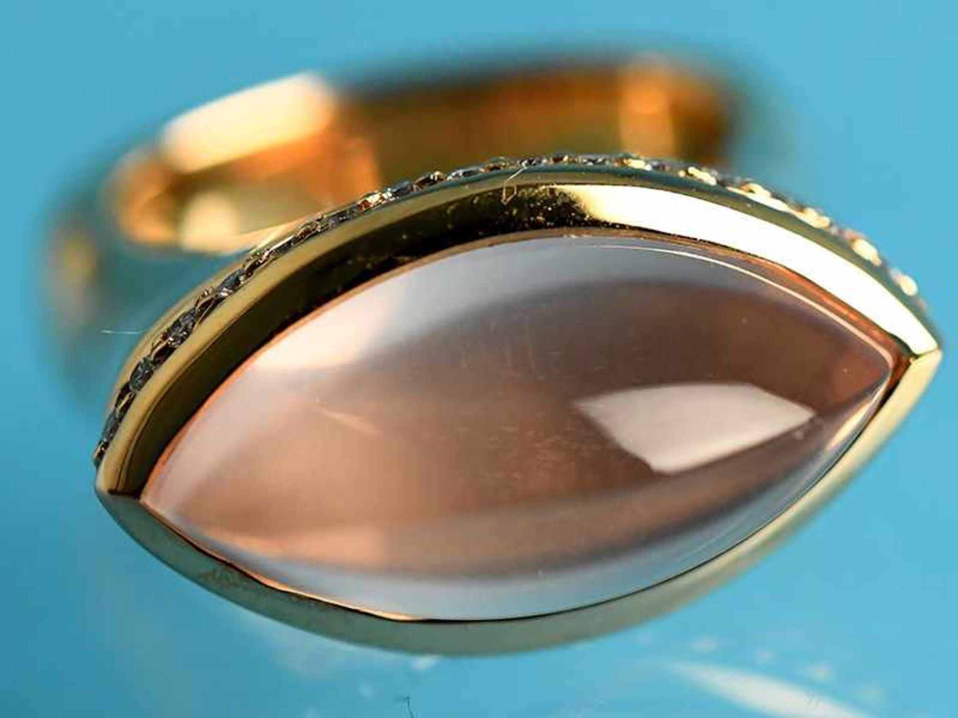 Massiver Ring mit Rosenquarz-Cabochon und Brillanten, zusammen ca. 0,32 ct, Goldschmiedearbeit,