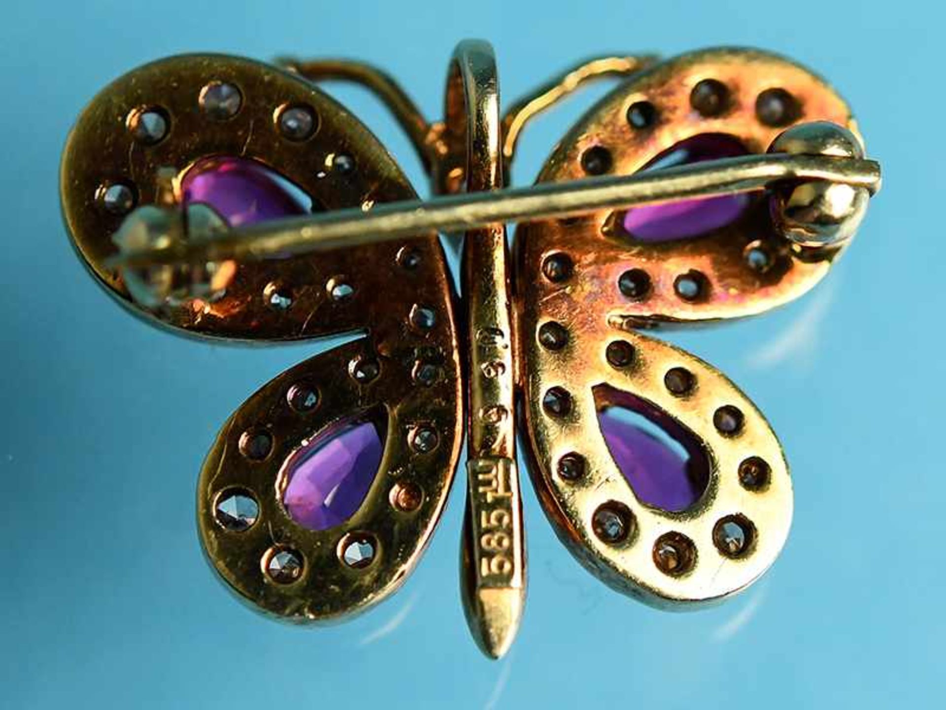 Kleine Schmetterlingsbrosche mit Rubinen und Brillanten, zusammen ca. 0,6 ct, 20. Jh. 585/- - Bild 2 aus 2