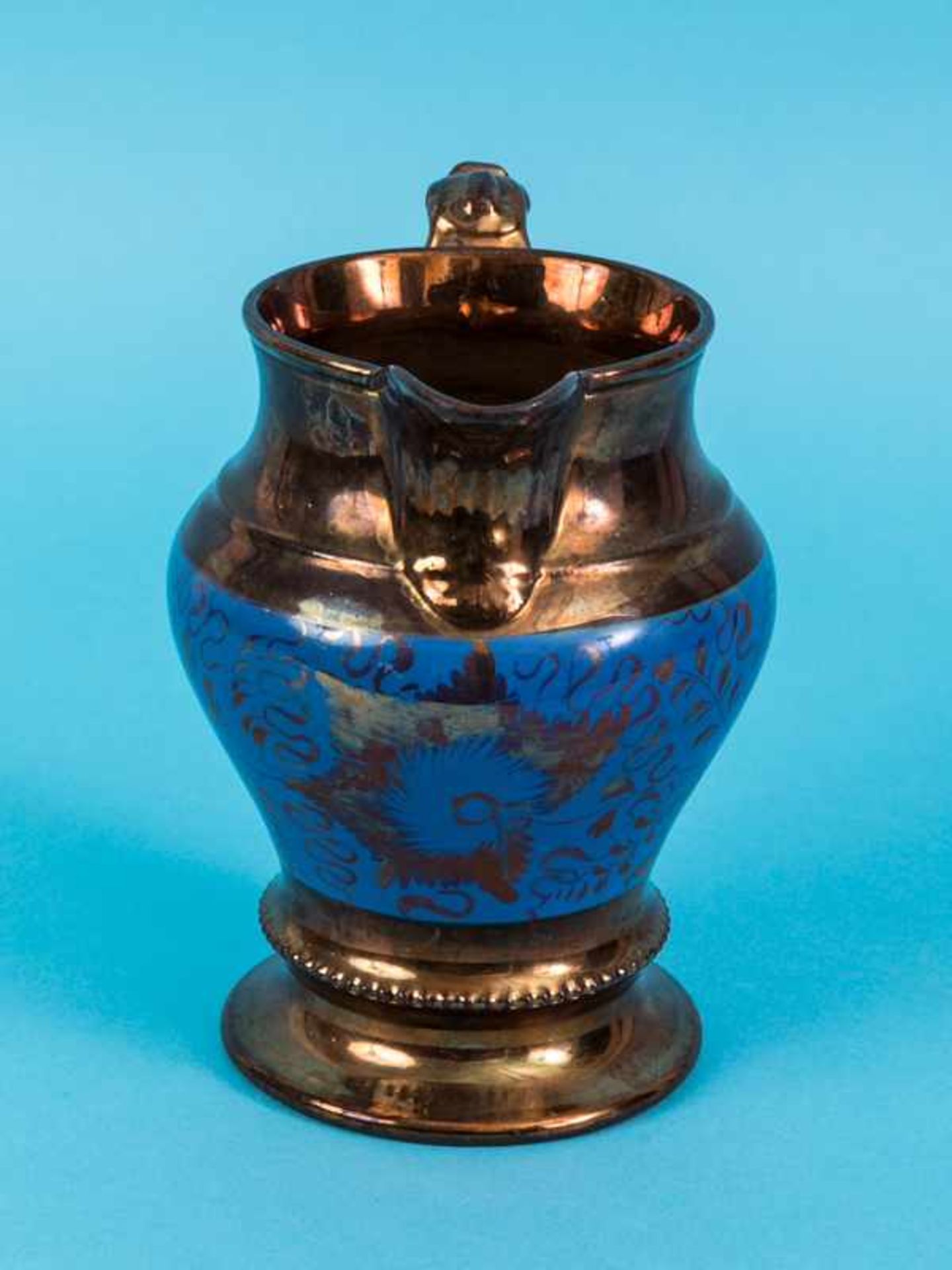Lüsterkeramik-Krug, England, 2. Hälfte 19. Jh. Steingut mit kupferfarbiger und blauer Lüster-Glasur; - Bild 6 aus 7