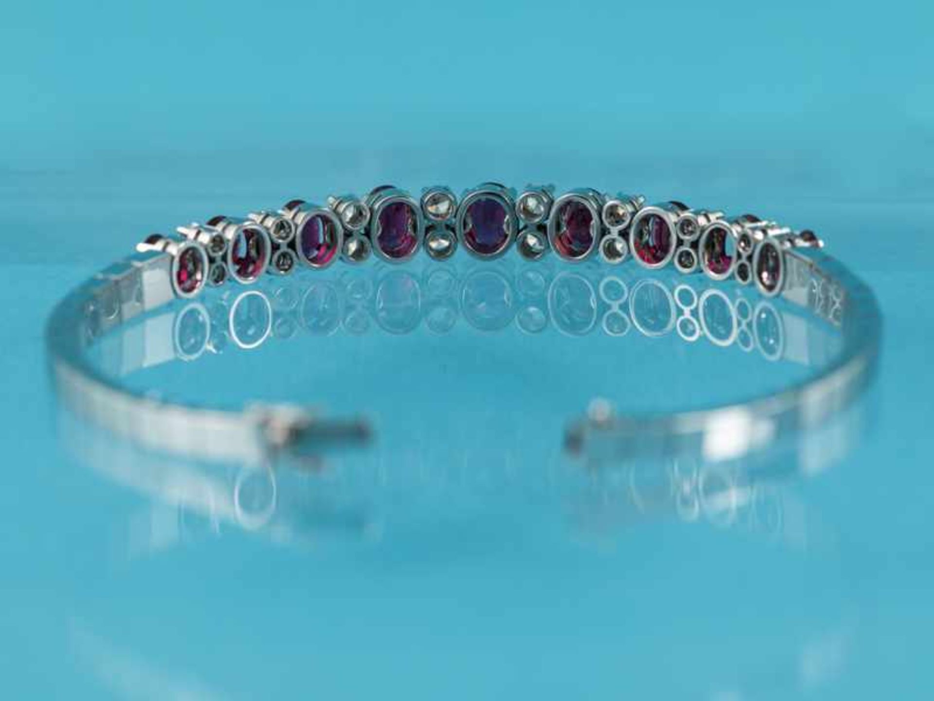 Armband mit 9 Rubinen, zusammen ca. 5 ct und 16 Brillanten, zusammen ca. 0,8 ct, Juweliersarbeit, - Bild 4 aus 5