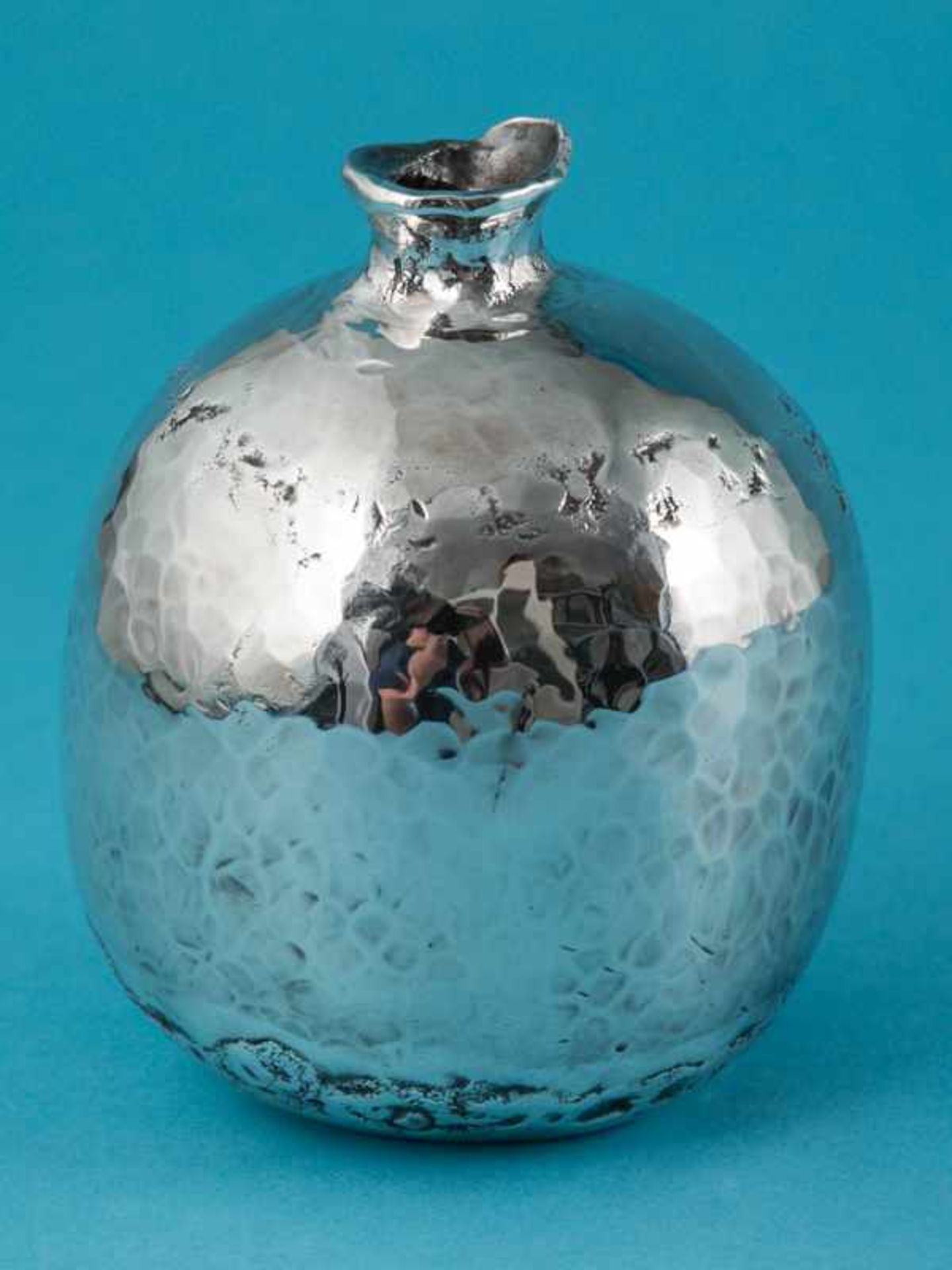 Gebauchte Enghalsvase, Entwurf: Burkhard Oly (Bad Orb 1938 - 2008 Hanau), 1979. 925/-Silber, ca. 228