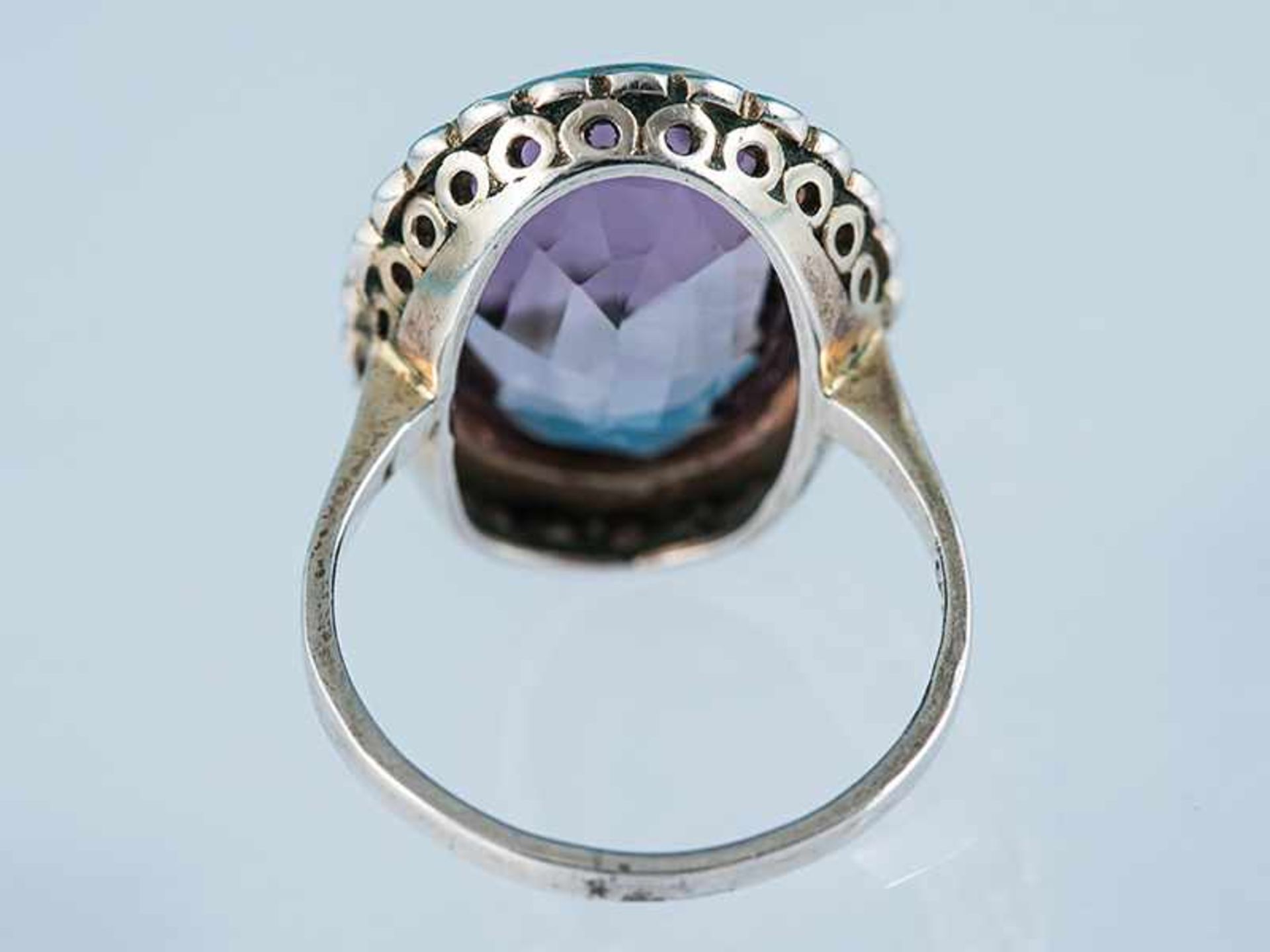 Ring mit Amethyst und 24 Keshirhalbperlen, Anfang 20. Jh. 830/- Silber. Gesamtgewicht ca.5,7 g. Oval - Bild 4 aus 5