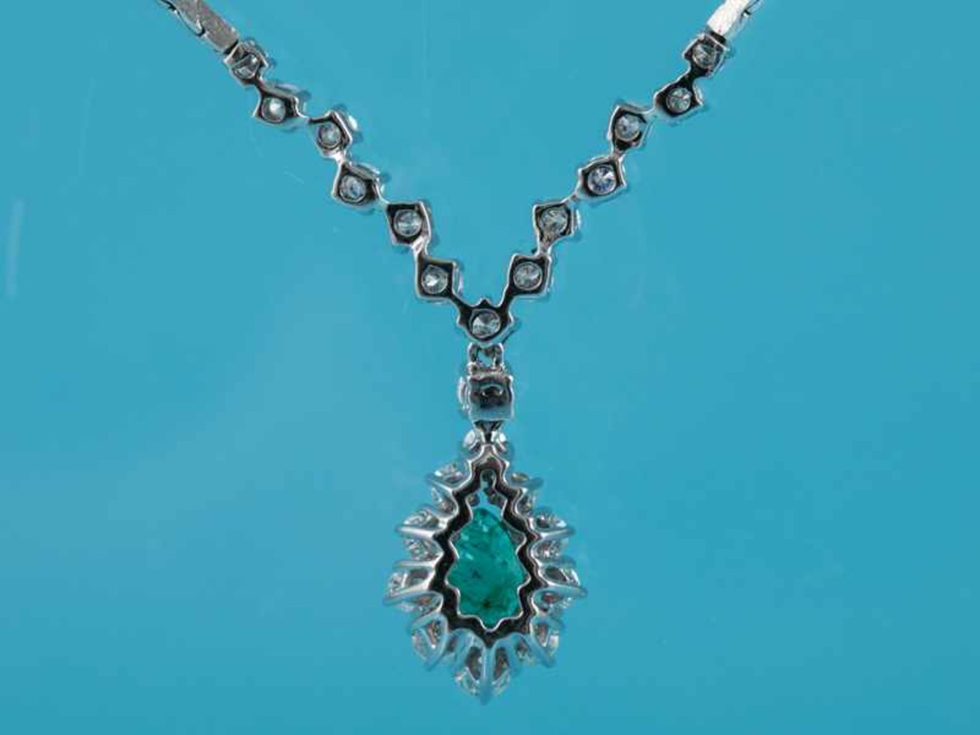 Collier mit Smaragd ca. 0,77 ct und 25 Brillanten, zusammen ca. 1,65 ct, Juweliersarbeit, 80-er - Bild 3 aus 4
