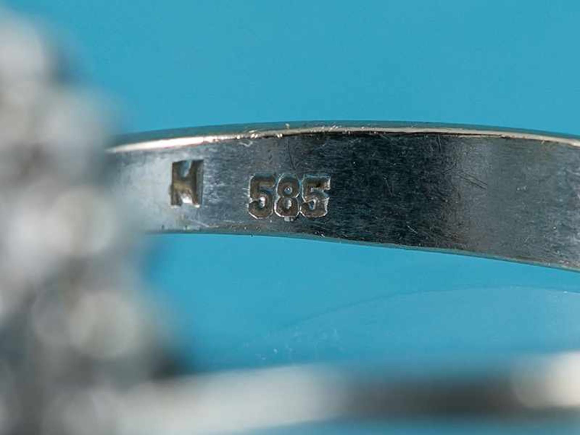 Ring mit Saphir ca. 0,8 ct und 36 Achtkant-Diamanten, zusammen ca. 0,45 ct, 70-er Jahre 585/- - Image 3 of 5