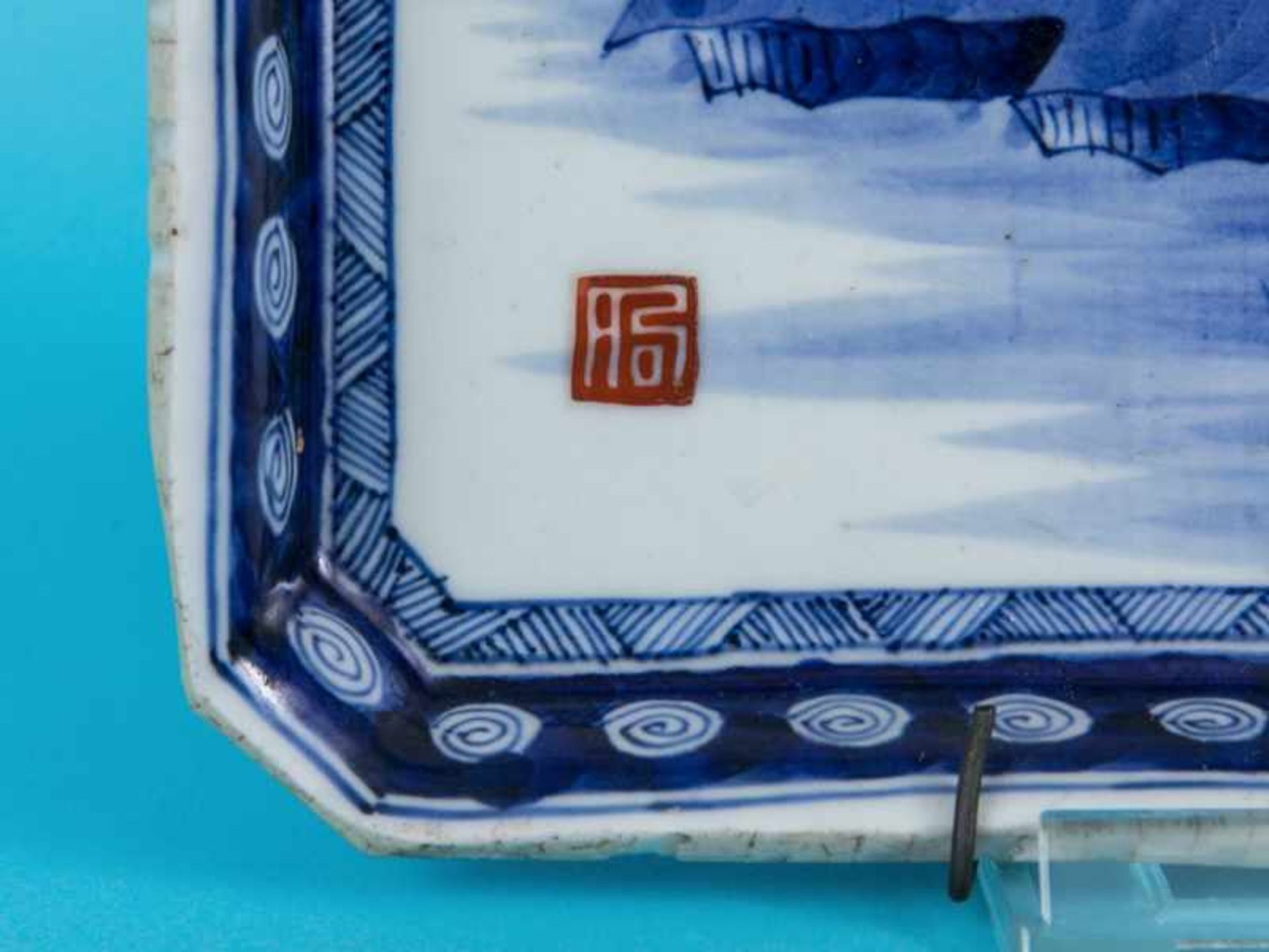 Schale mit Landschaftsmotiv, China, um 1900. Porzellan mit unter Glasur blauer Malerei, partiell - Bild 2 aus 4