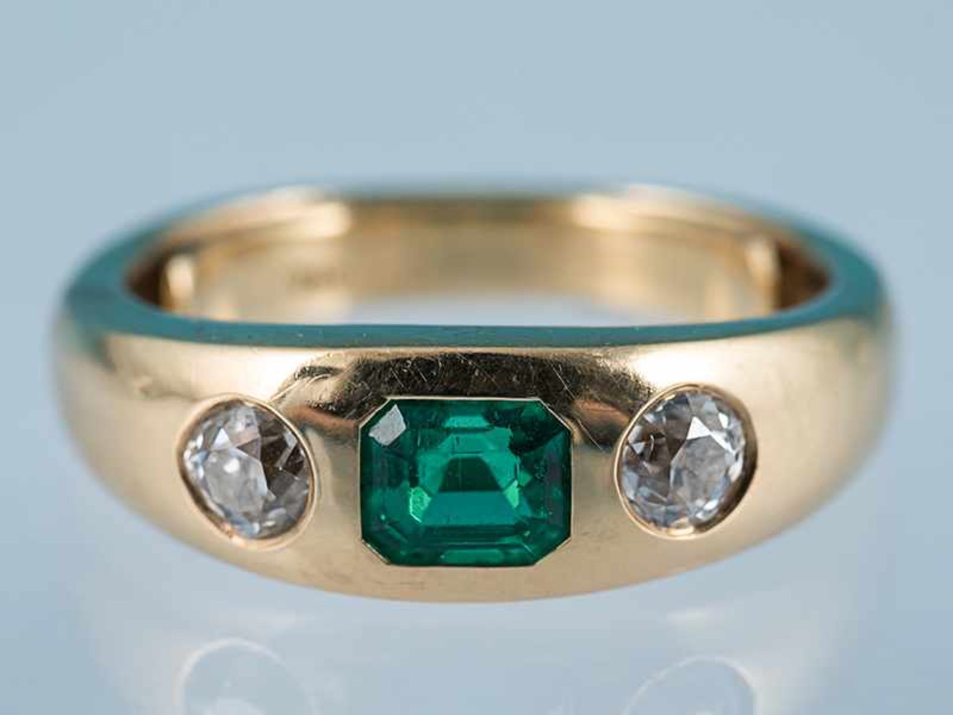 Massiver Bandring mit Smaragd ca. 1,09 ct und 2 Altschliff-Diamanten, zusammen 0,73 ct,