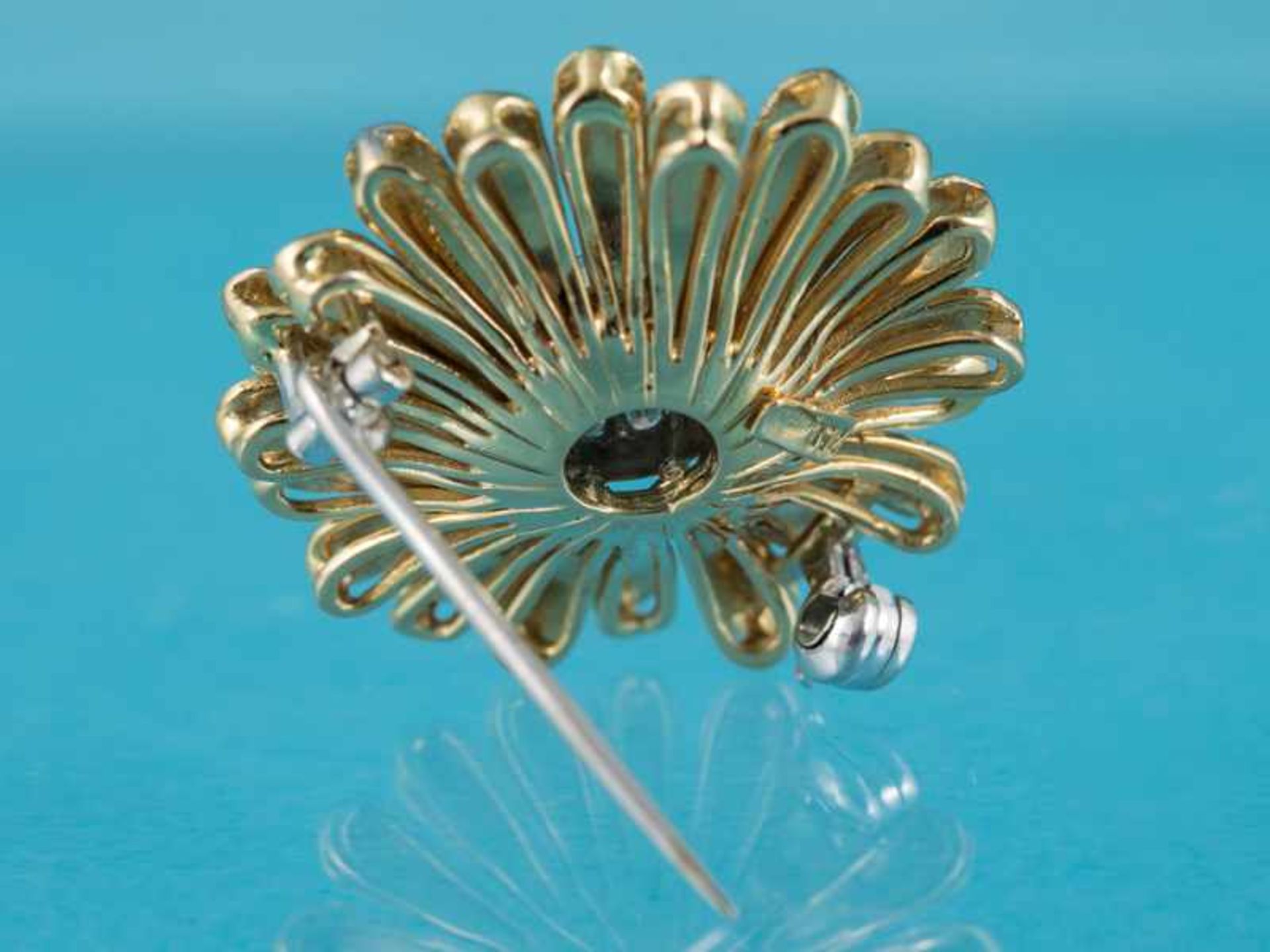 Blütenbrosche mit 20 Brillanten, zusammen ca. 0,4 ct, Juweliersarbeit aus den 70-er Jahren 750/- - Image 3 of 5