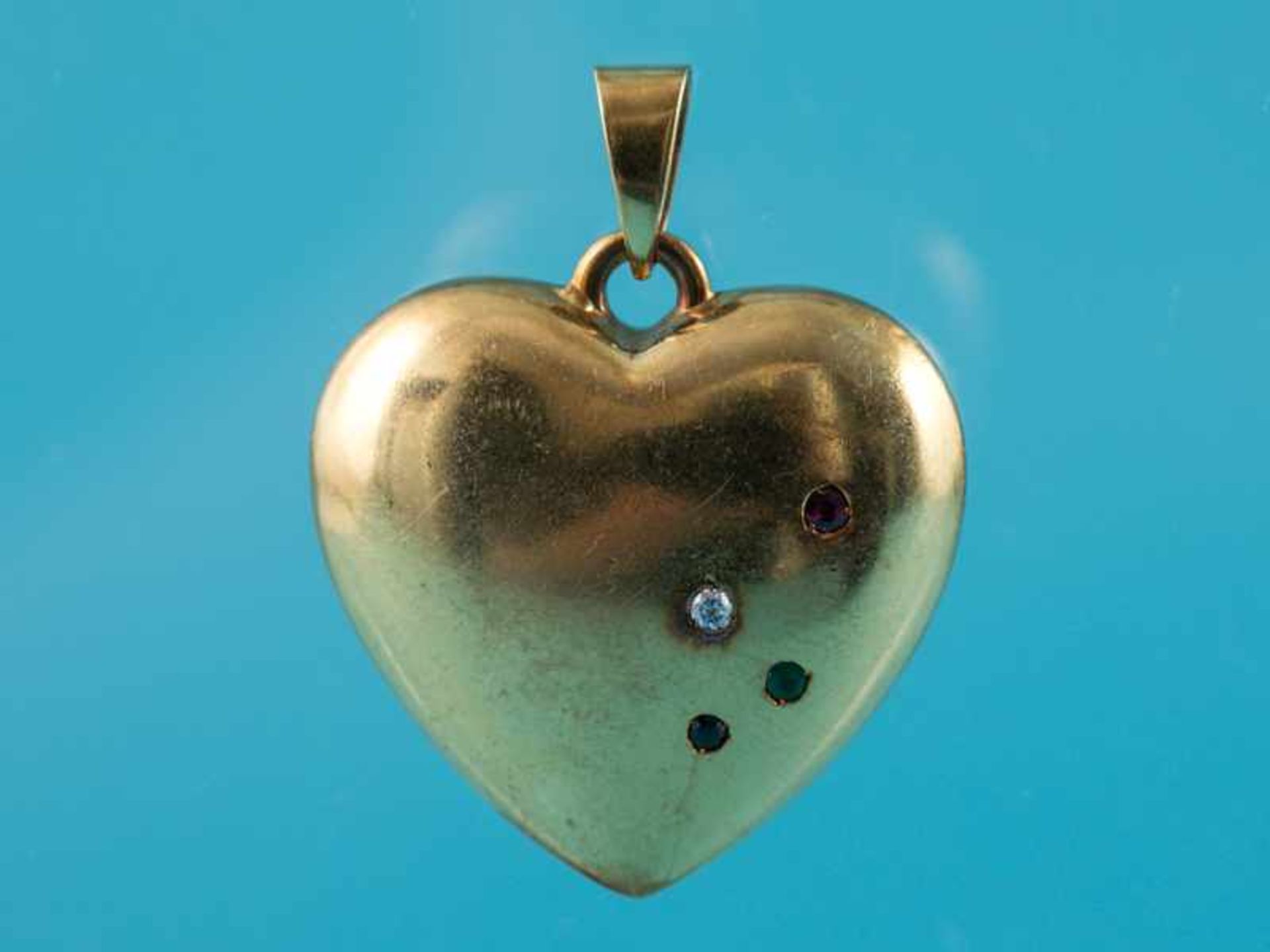 Anhänger in Herzform mit je einem Rubin, Saphir, Smaragd und Brillant ca. 0,02 ct, 90-er Jahre 585/-