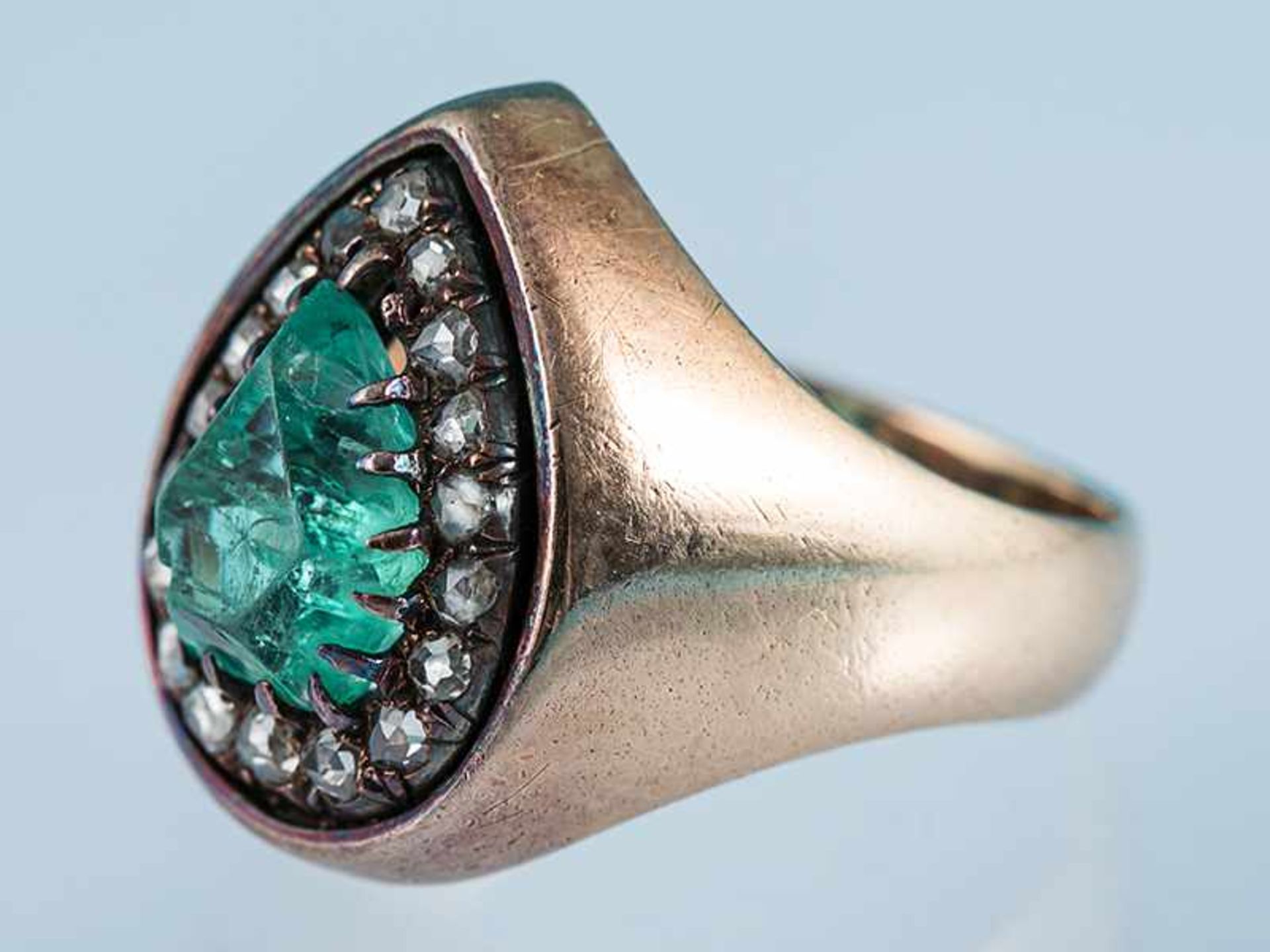 Antiker Ring mit Smaragd ca. 3 ct und 18 Diamantrosen, zusammen ca. 0,25 ct, um 1900 585/- Gelbgold. - Bild 2 aus 7