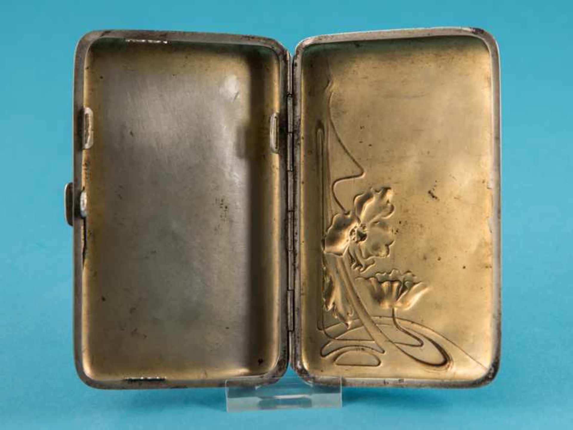 Jugendstil-Zigaretten-Etui, deutsch, um 1900. 800/-Silber, ca. 134 g; rechteckige, leicht gewölbte - Bild 4 aus 5